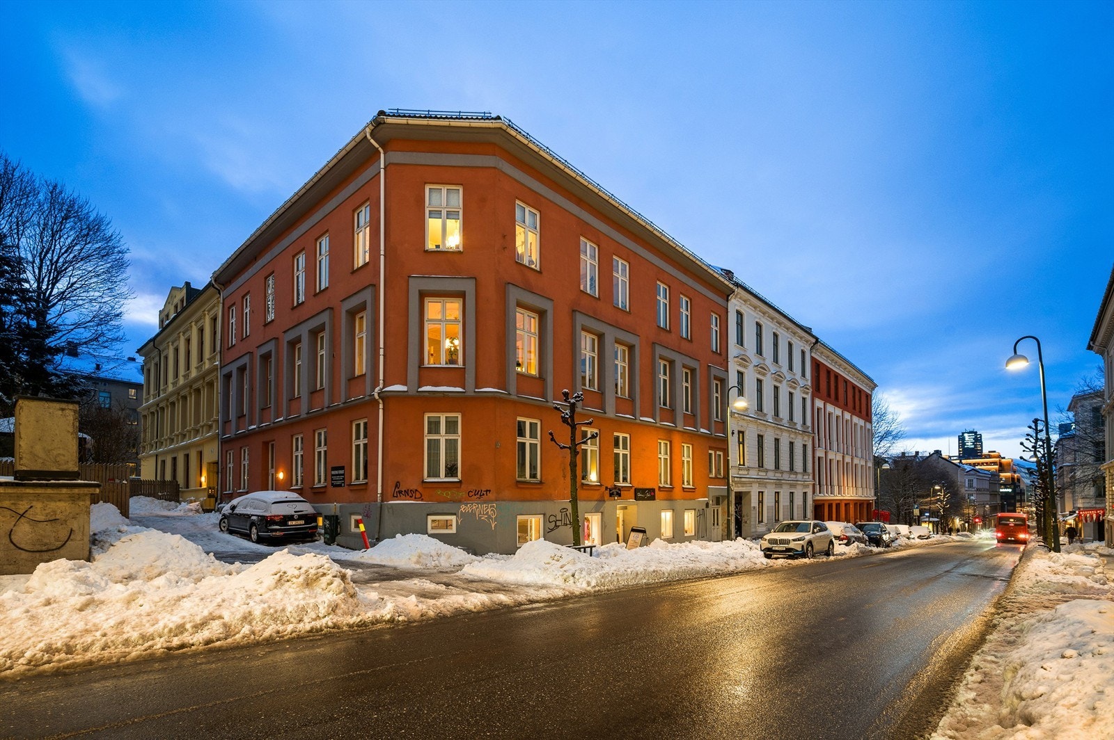 Det er kort vei til alt man måtte ønske av servicefasiliteter som populære kaféer, restauranter, dagligvarebutikker og offentlig kommunikasjon. Galleribilde