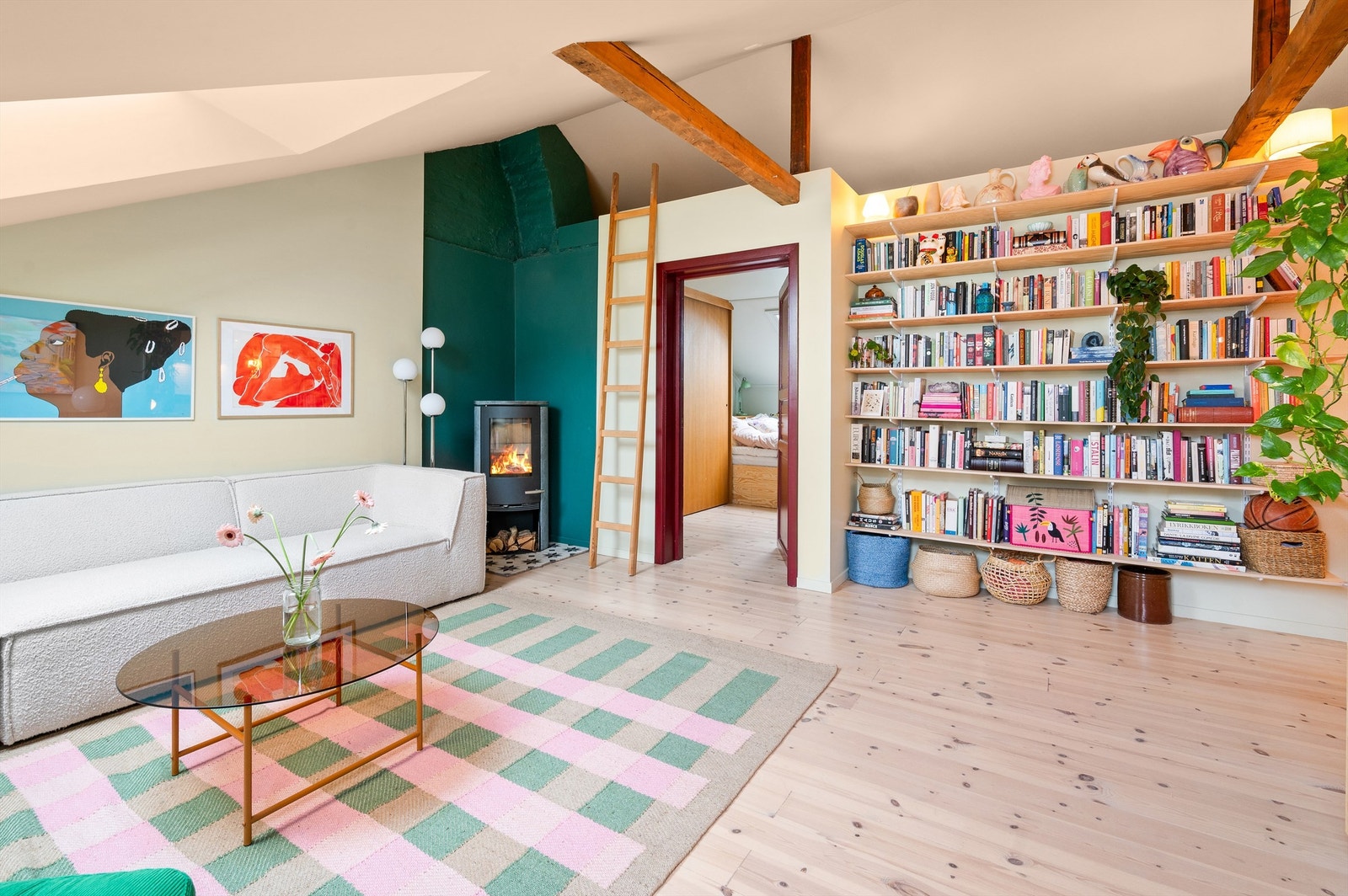 I stuen er det god plass til stuemøblement med sofa, tilhørende salongbord, tv-seksjon, bokhylle etc. Galleribilde