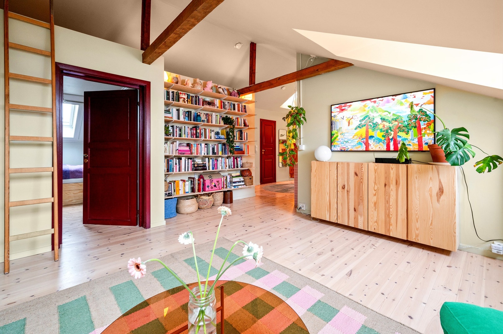 Fantastiske loftsleilighet med gjennomgående og god planløsning. Taket er med på å skape den velkjente loftsleilighetsfølelsen, samtidig som det er god takhøyde i alle rom og leiligheten oppleves luftig. Galleribilde