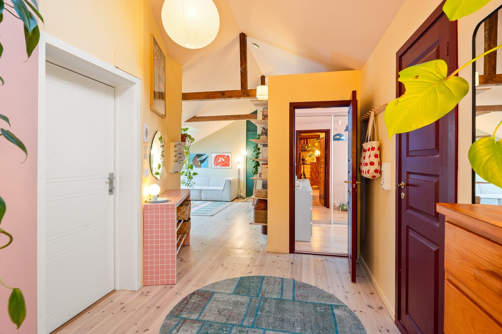 Velkommen inn! Entréen er innbydende og gir et godt førsteinntrykk av leiligheten. Galleribilde