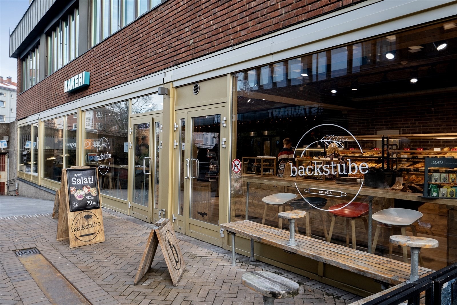 Tøyen torg har matbutikker, frisør, Sushi, restauranter, kafé, baker, apotek, bokhandel, bibliotek mm Galleribilde