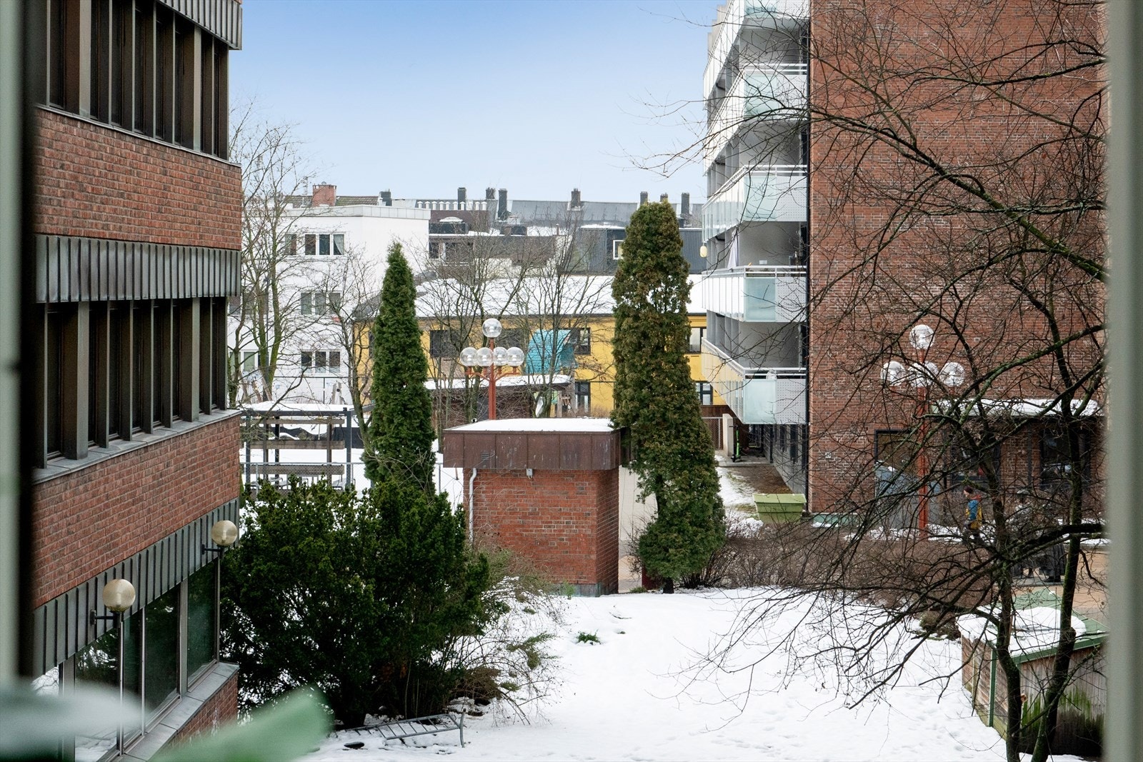 Alle vinduer vender mot byggets bakside Galleribilde