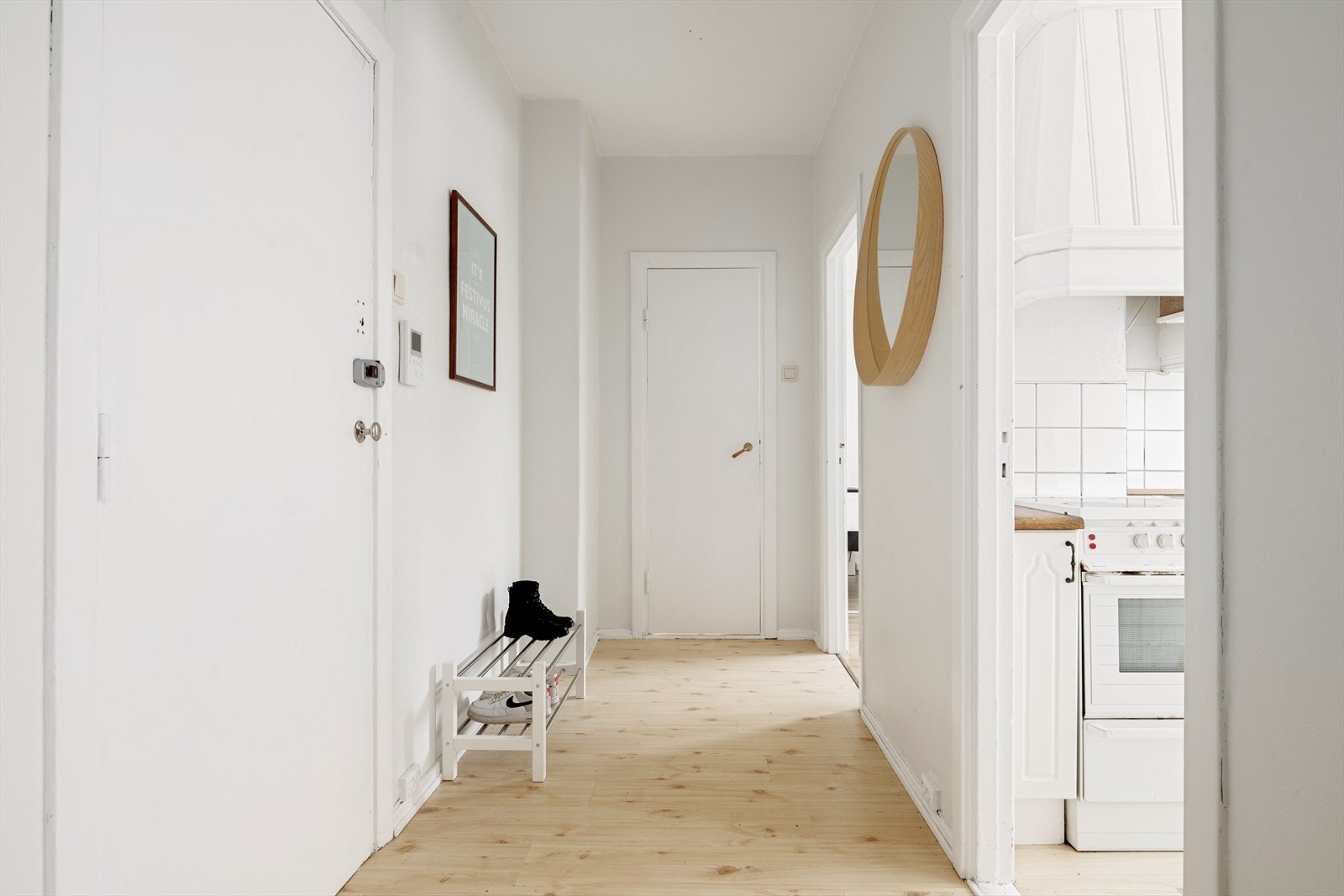 Entré med plass til yttertøy og sko Galleribilde