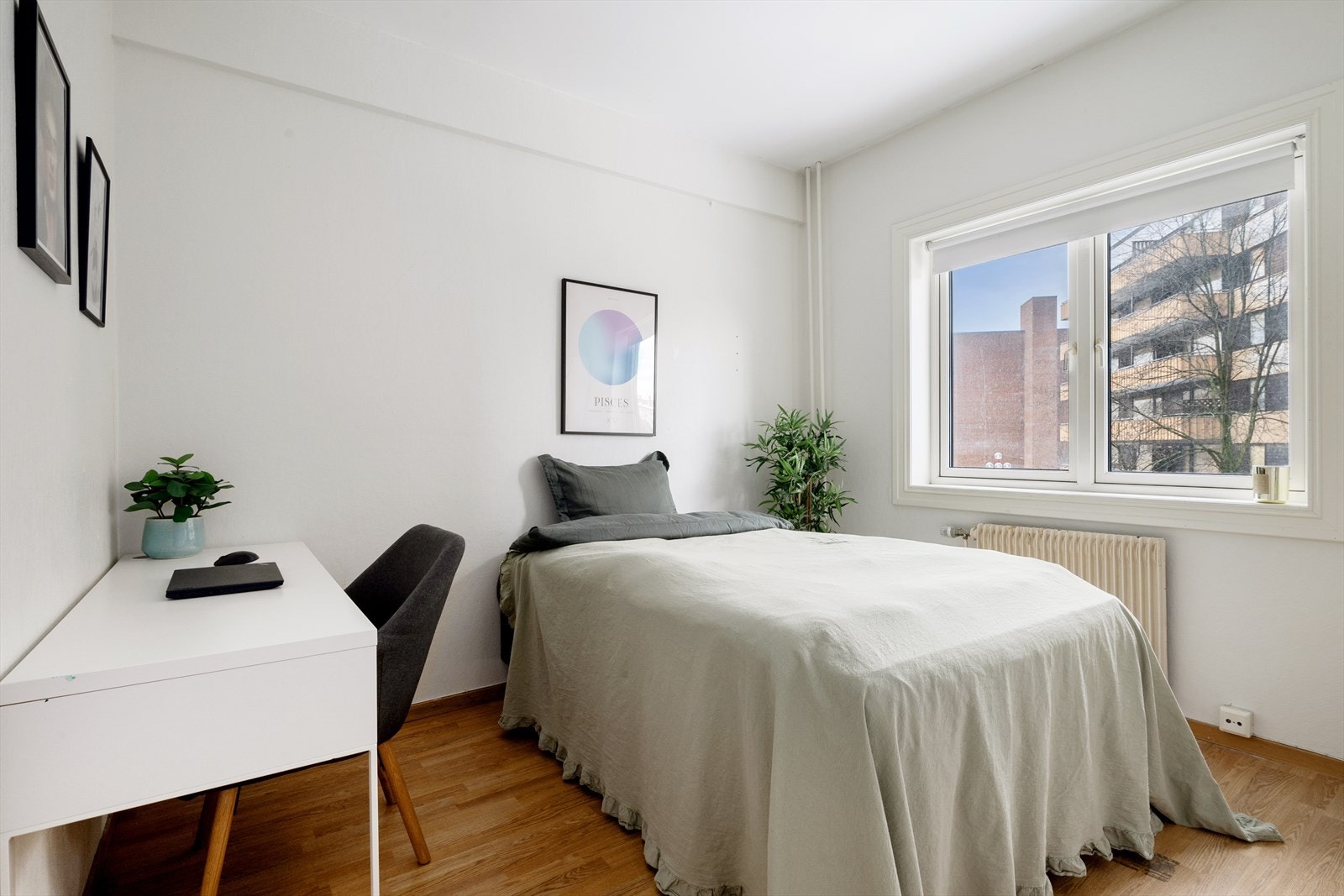 Soverom med plass til dobbeltseng og kontorpult Galleribilde
