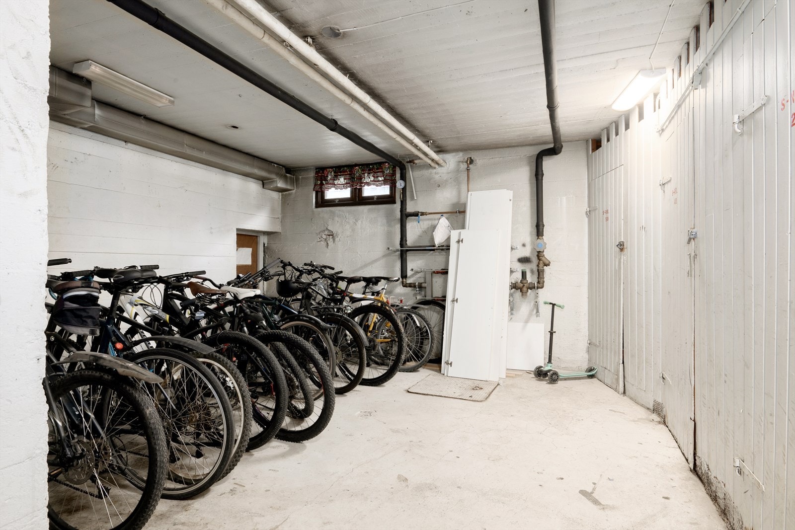 Felles sykkelrom i kjeller Galleribilde