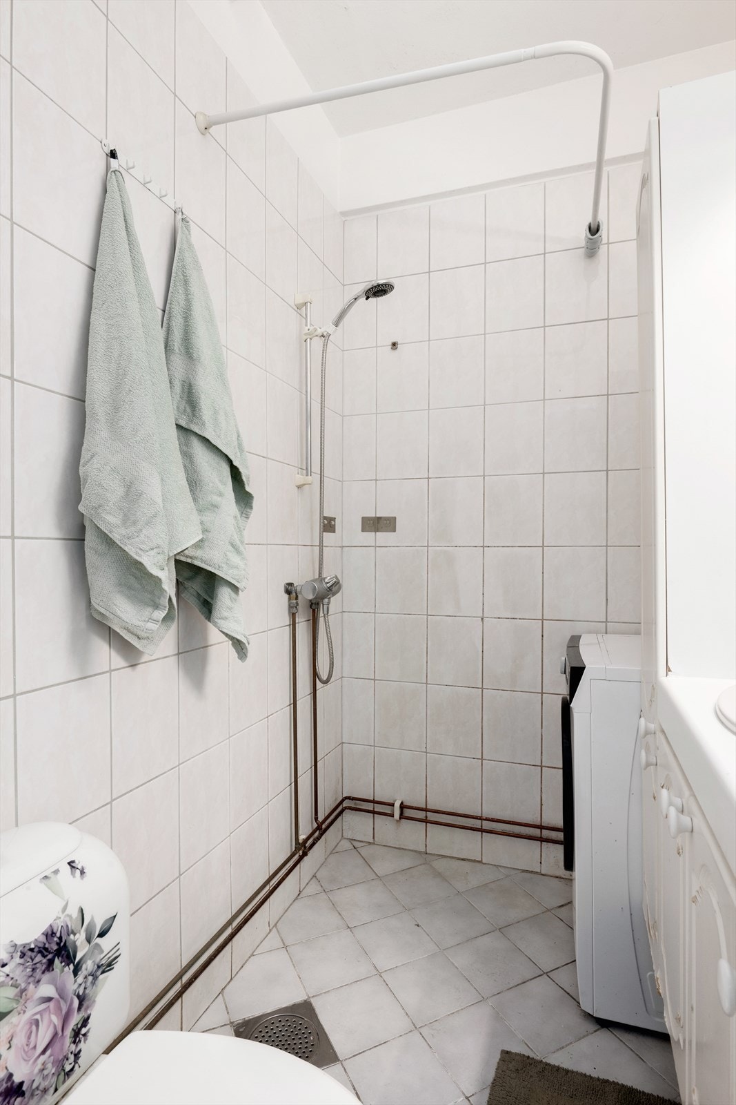 Flislagt bad med opplegg til vaskemaskin Galleribilde
