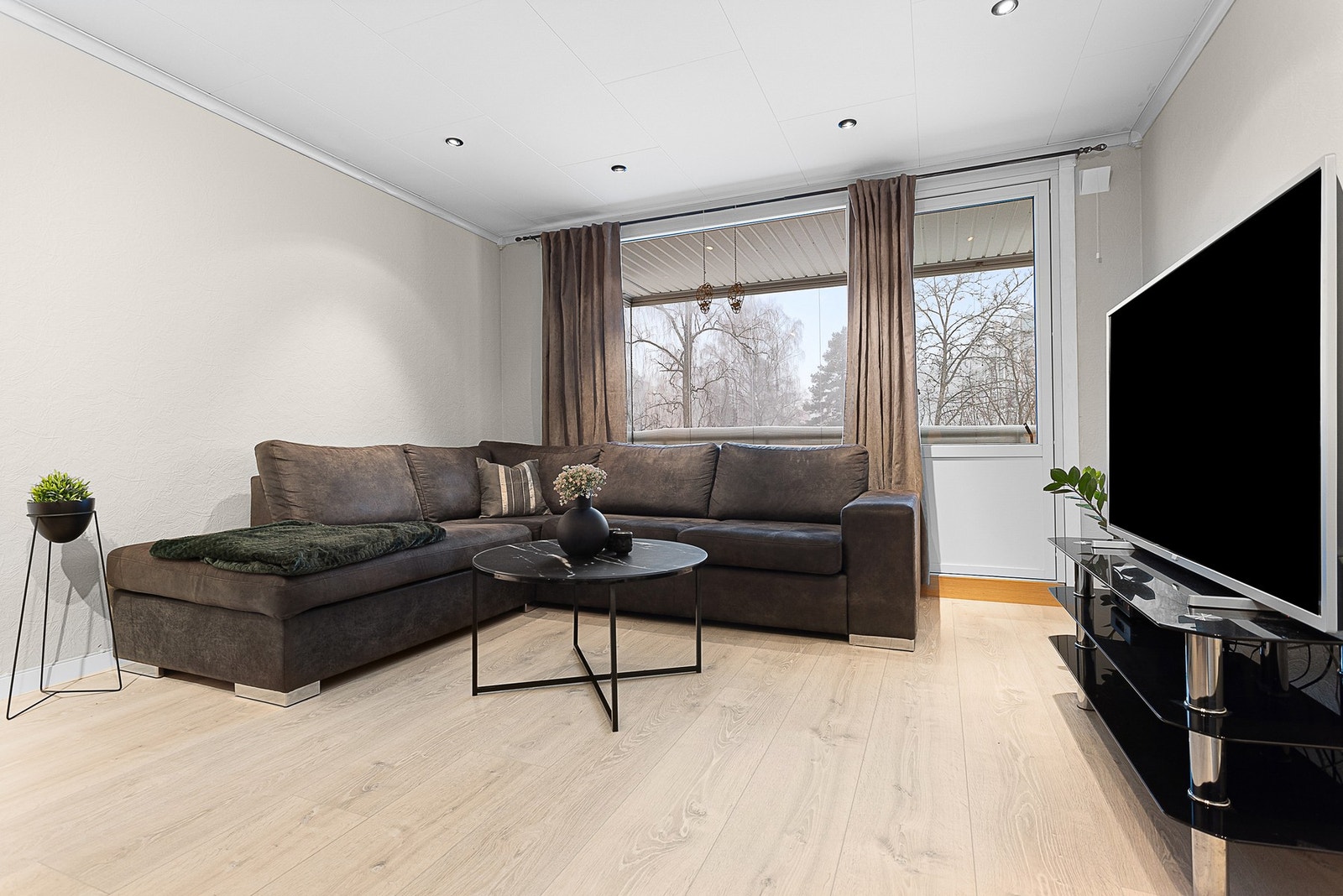 Fra stuen er det utgang til innglasset balkong. Galleribilde