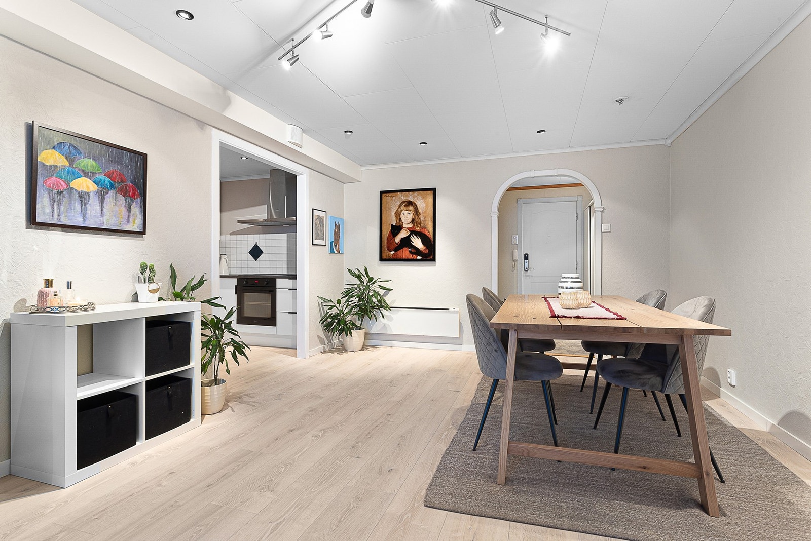 God plass til spisestuebord i overgangssonen mot kjøkken Galleribilde