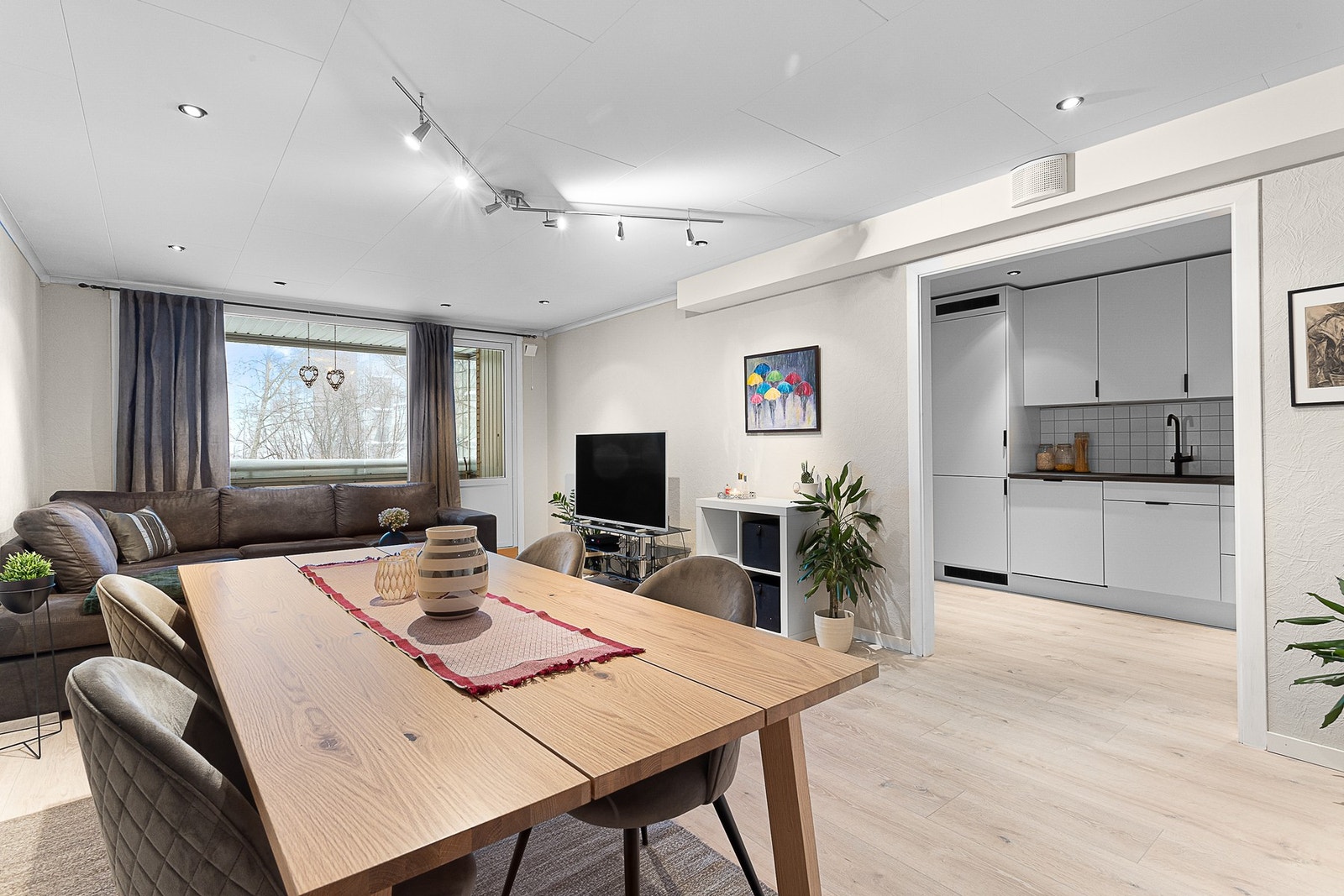 Kjøkkenet ligger i en halvveis åpen løsning mot stuen Galleribilde