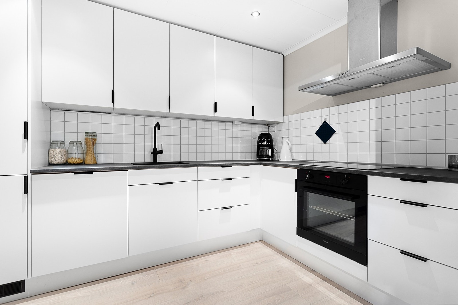 Pent kjøkken med innrending fra Systemkjøkken og integrerte hvitevarer Galleribilde