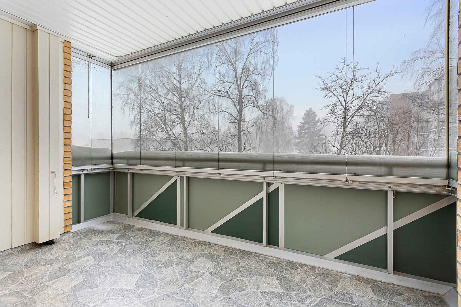 Innglasset balkong med fine solforhold Galleribilde