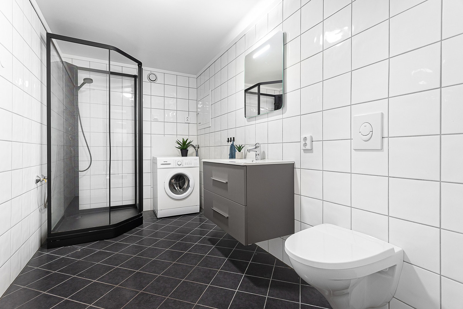 Pent, flislagt bad med varmekabler i gulv Galleribilde