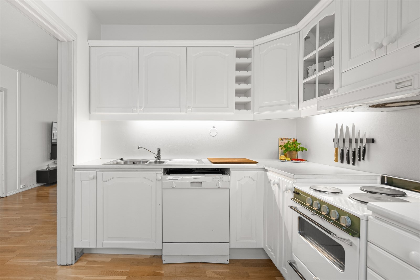 Kjøkkenet har godt med skap-og benkeplass Galleribilde