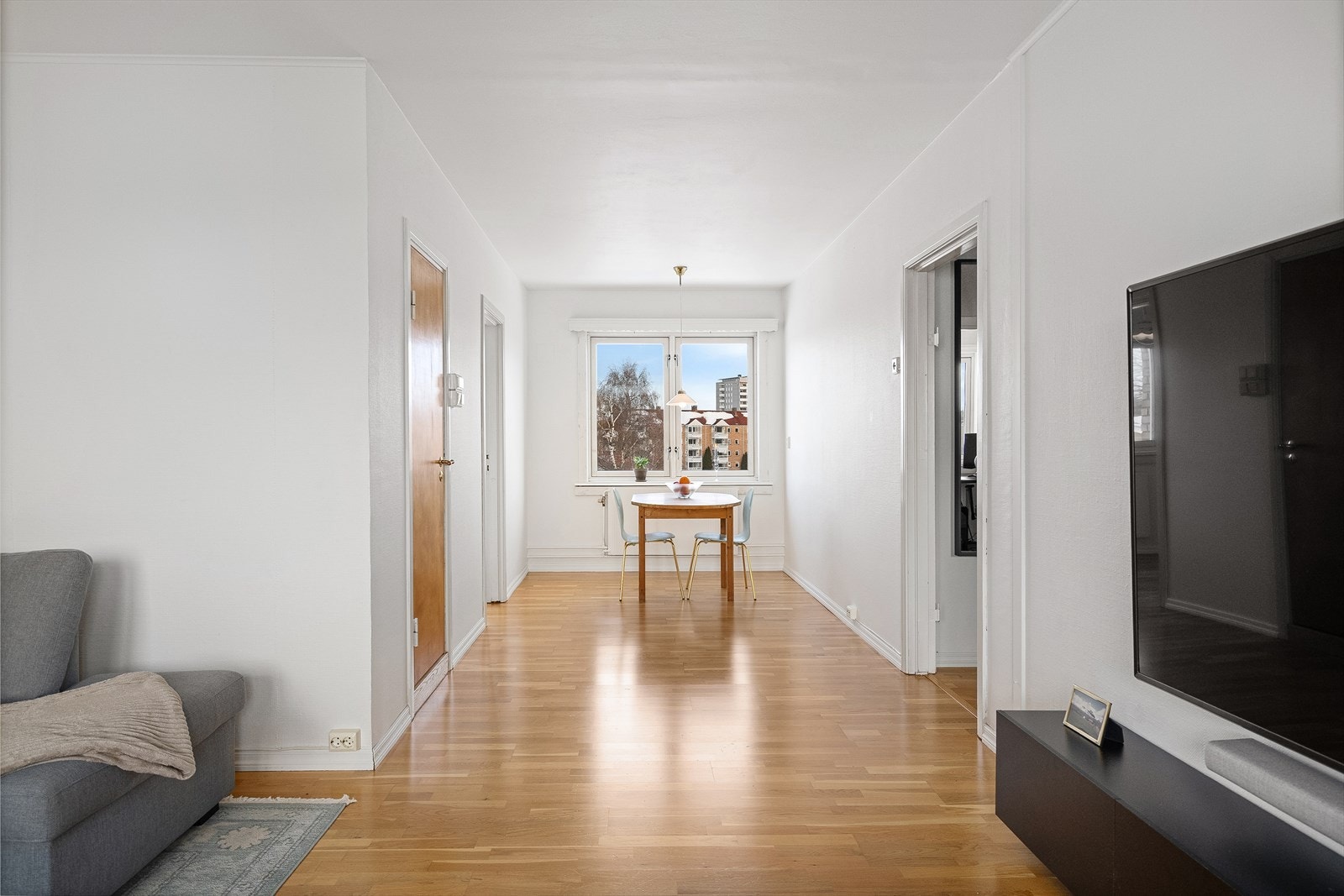 Stue med flere soner. Spisestue utenfor separat kjøkken. Galleribilde