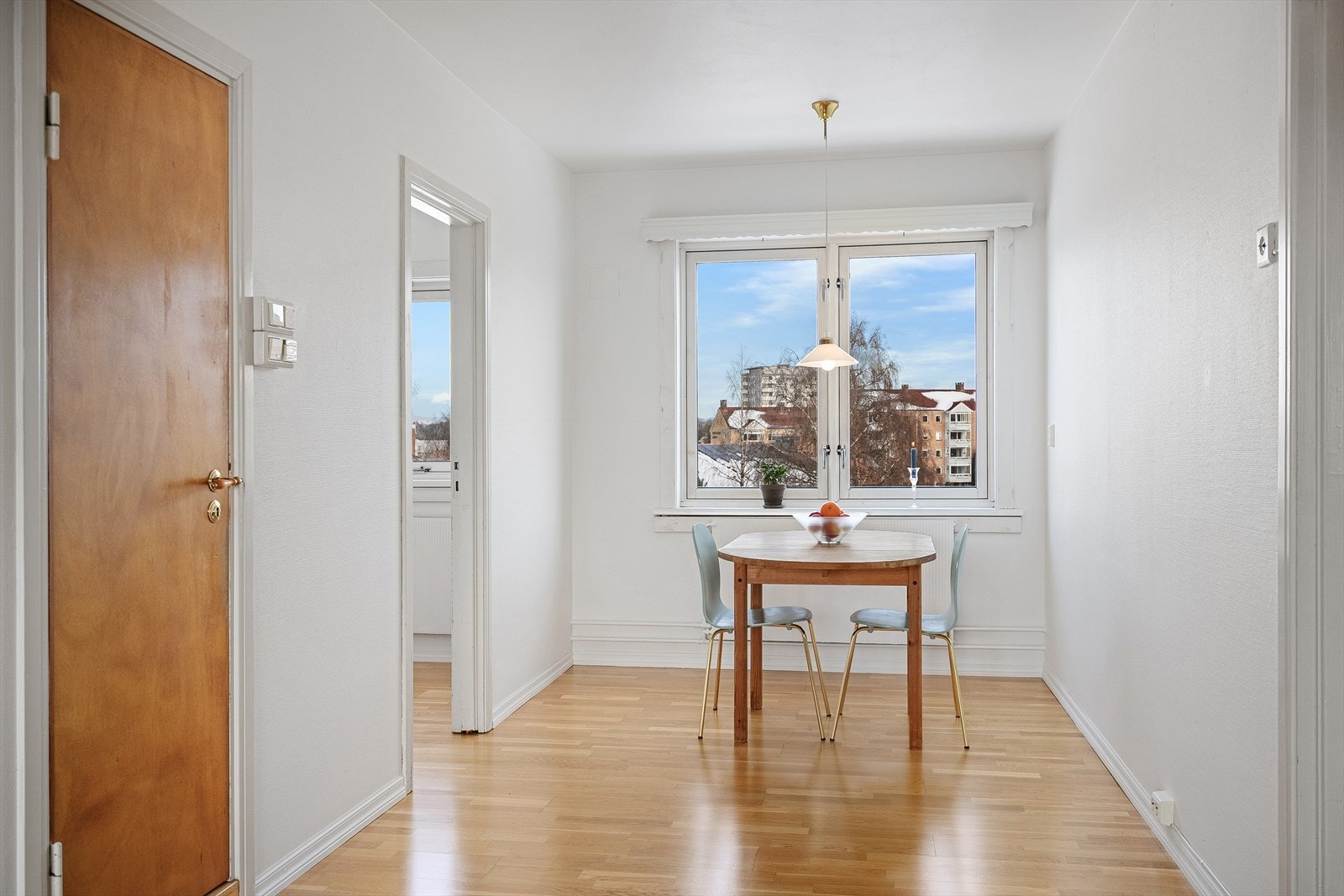 Rikelig med lysinnslipp med vinduer fra begge sider. Galleribilde