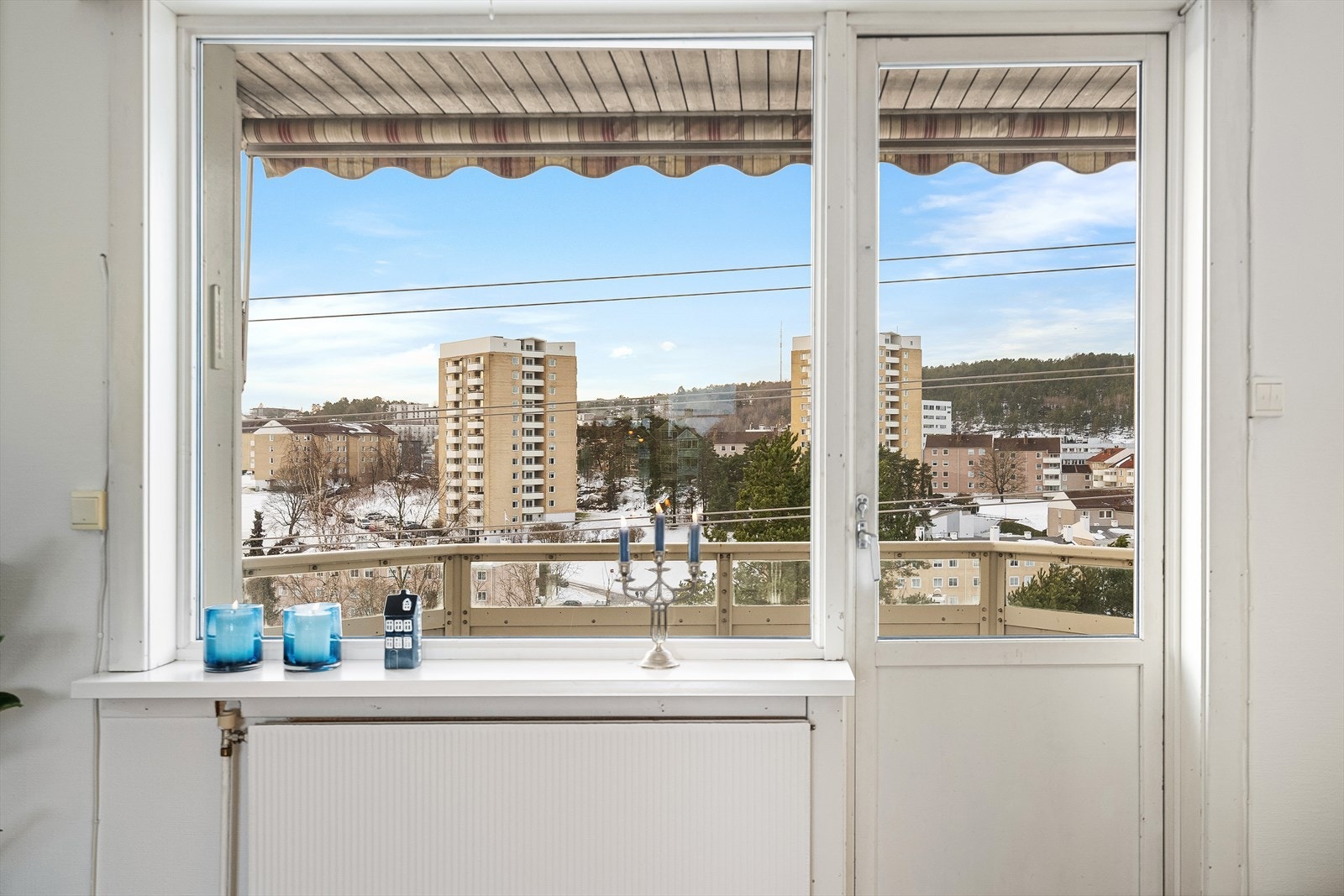 Leiligheten ligger høyt i byggets 4. etasje Galleribilde