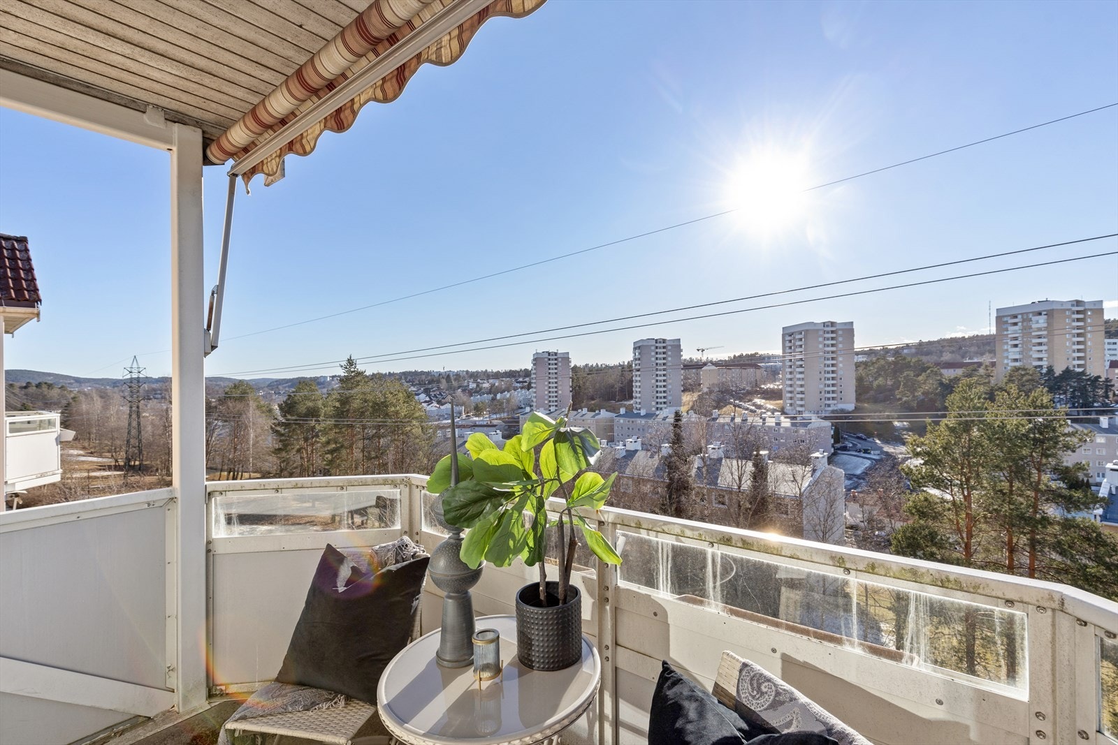 Benjamin Ådna v/ Nordvik har gleden av å presentere denne innholdsrike toppleiligheten i byggets 4. etasje med sjeldent god utsikt. Galleribilde