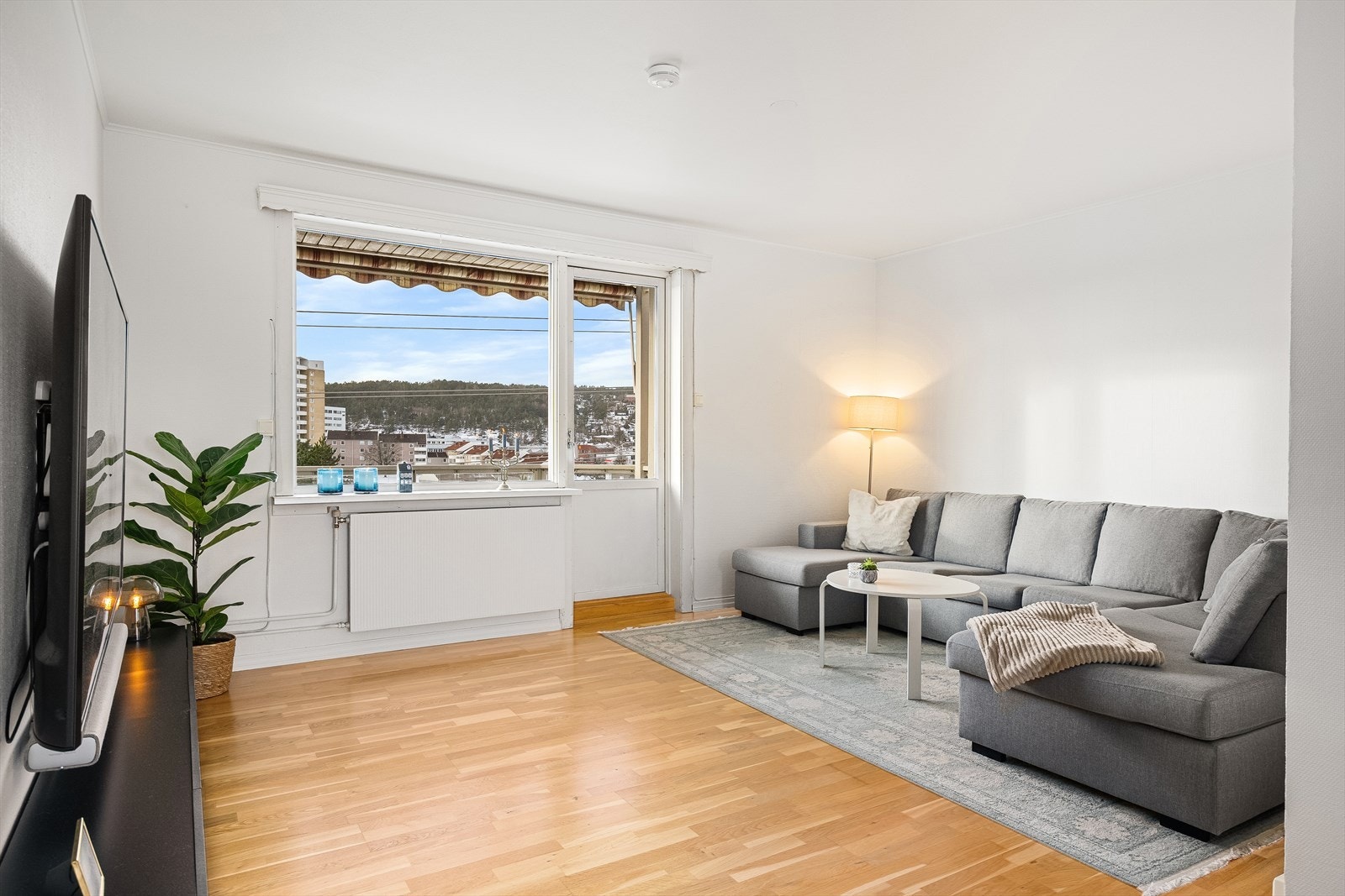Romslig stue med utgang til balkong. Galleribilde