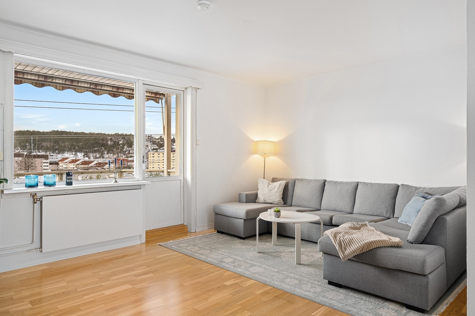 Stor vindusflater som gir rikelig med naturlig lys. Galleribilde