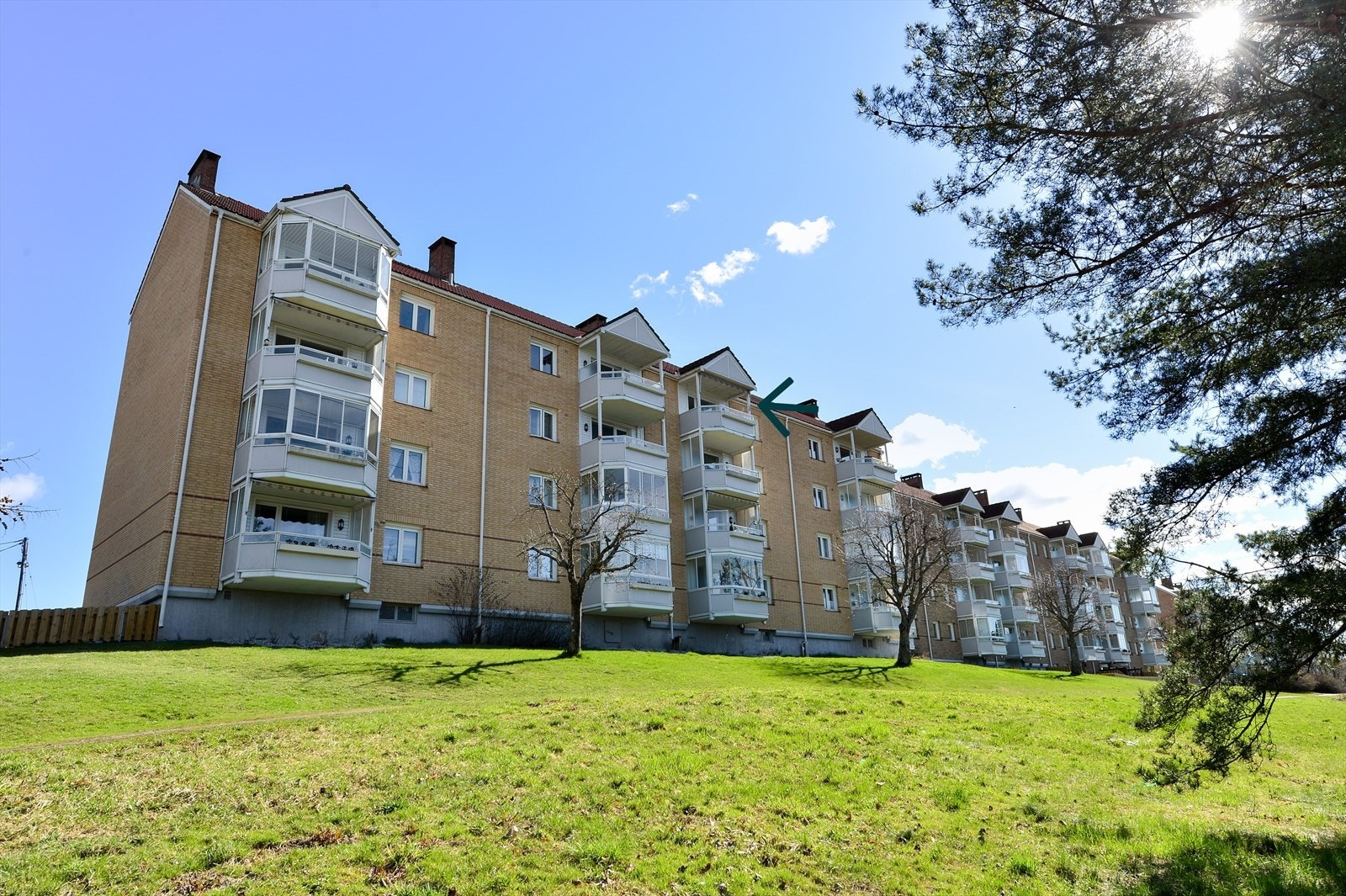 God intern beliggenhet og stor felles hage. Galleribilde