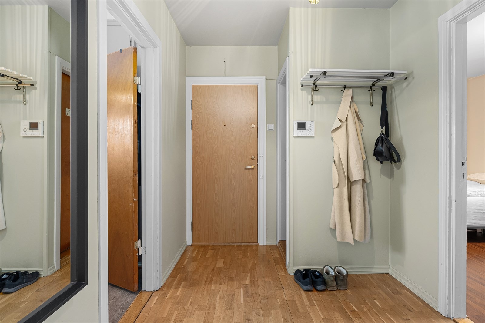 Romslig entré Galleribilde