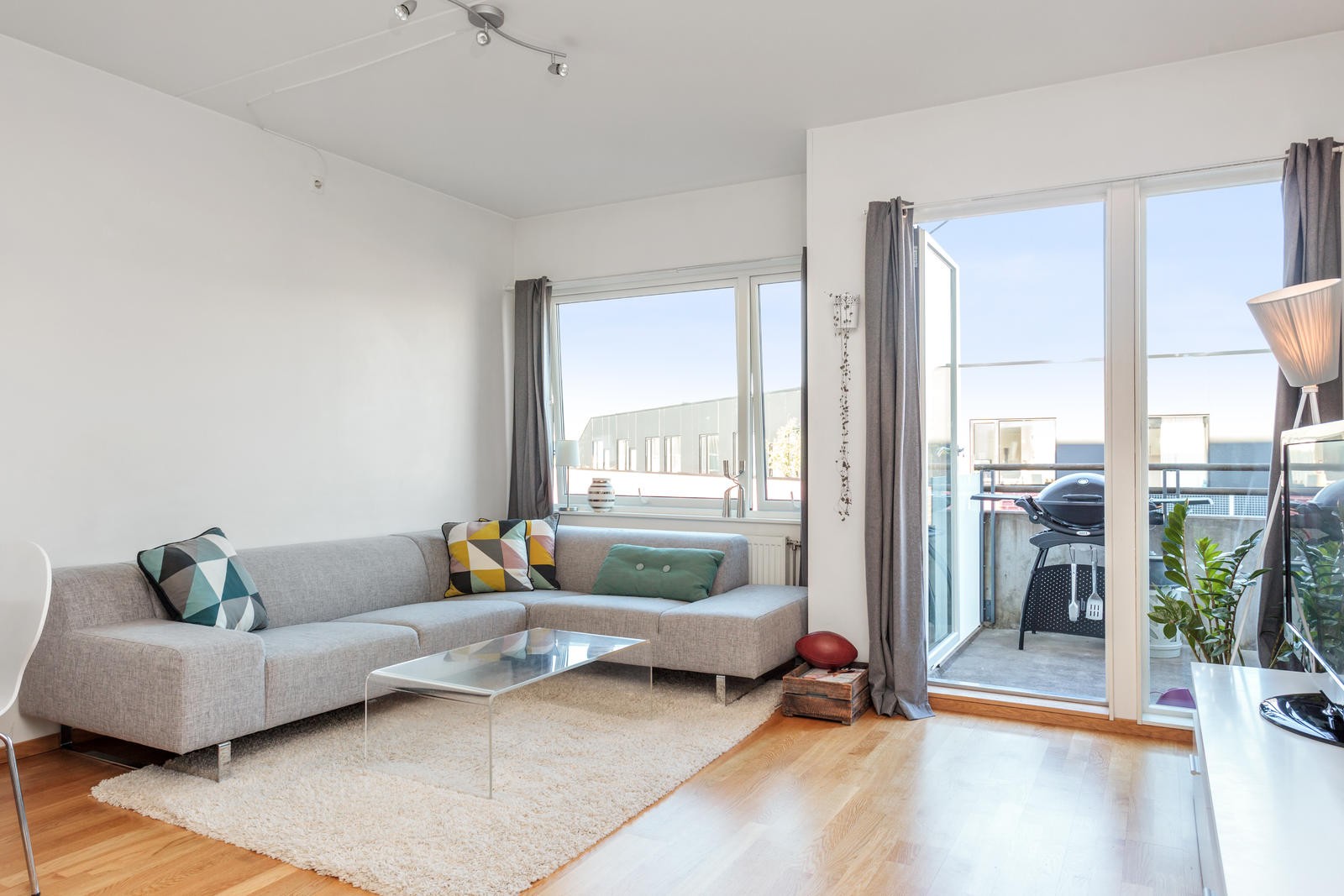 Lys og hyggelig stue med utgang til balkong Galleribilde