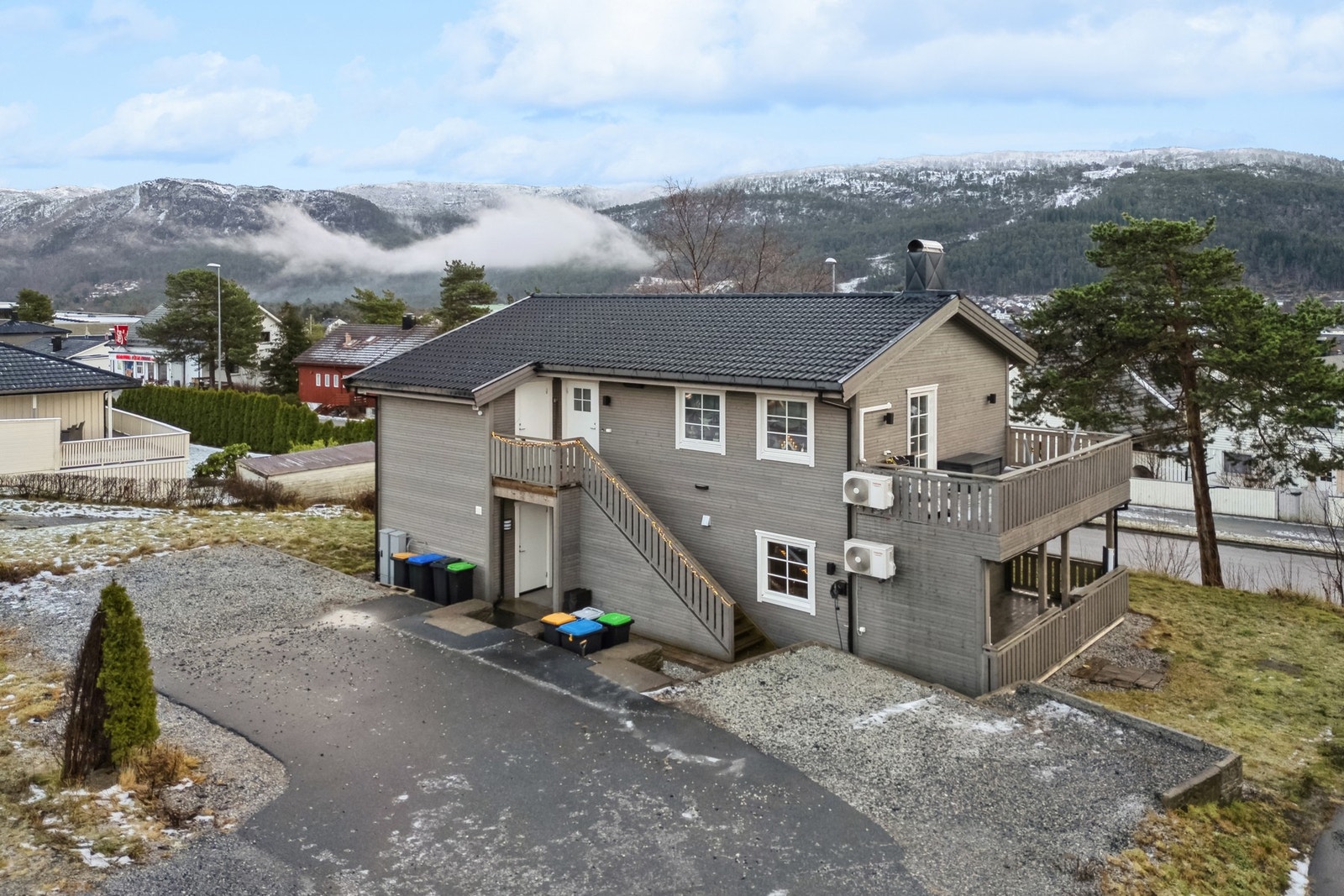 Fasade. Tomten tilbyr gode parkeringsmuligheter. Galleribilde