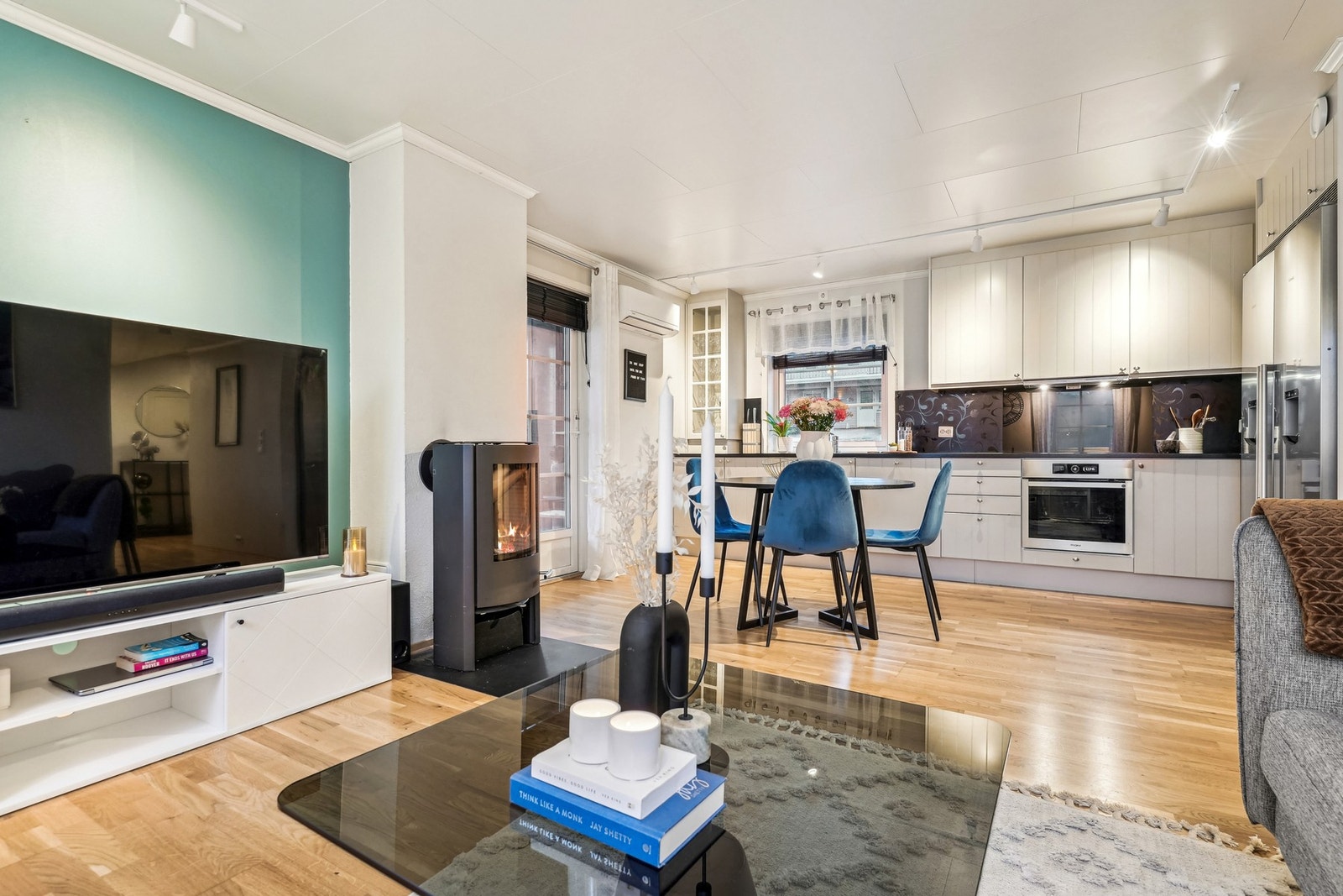 Leiligheten har en åpen stue- og kjøkkenløsning og et totalt bruksareal på 72 m². Galleribilde