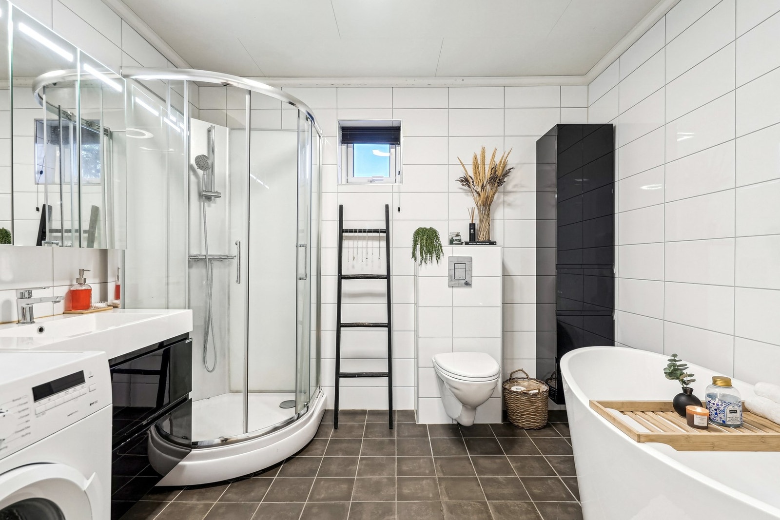 Badet har opplegg for vaskemaskin, og vannrørene er av rør-i-rør-system. Galleribilde