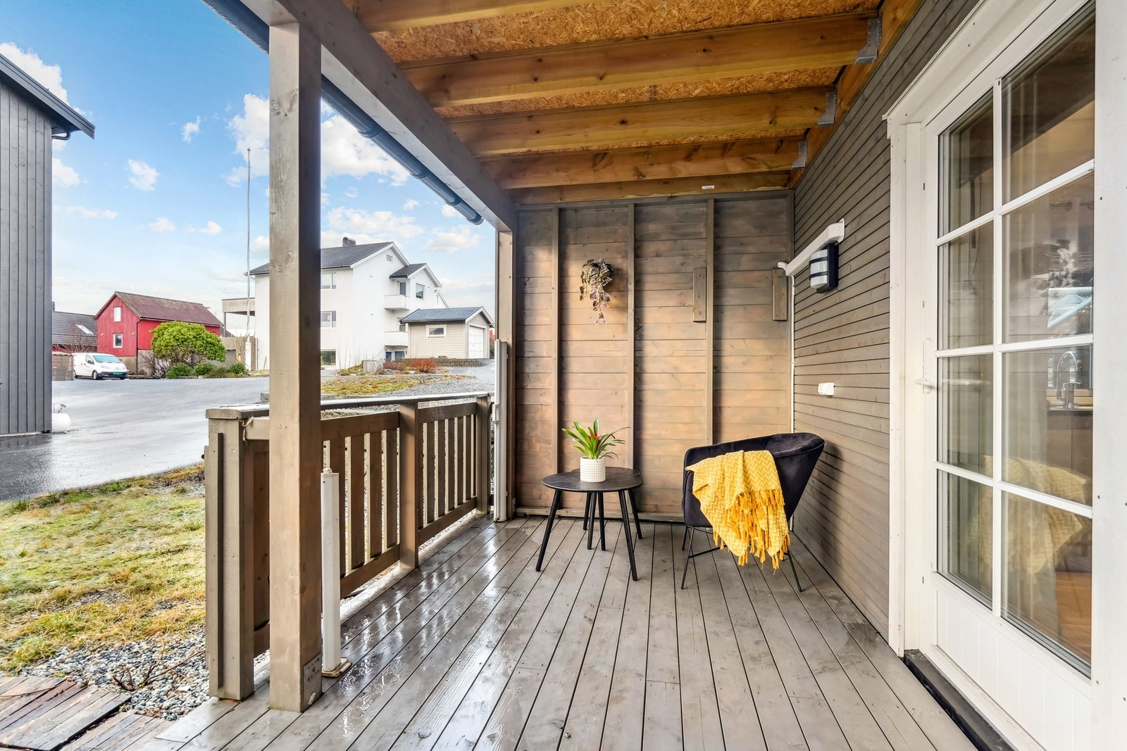 Fra stuen er det utgang til vestvendt terrasse på 14 m². Galleribilde