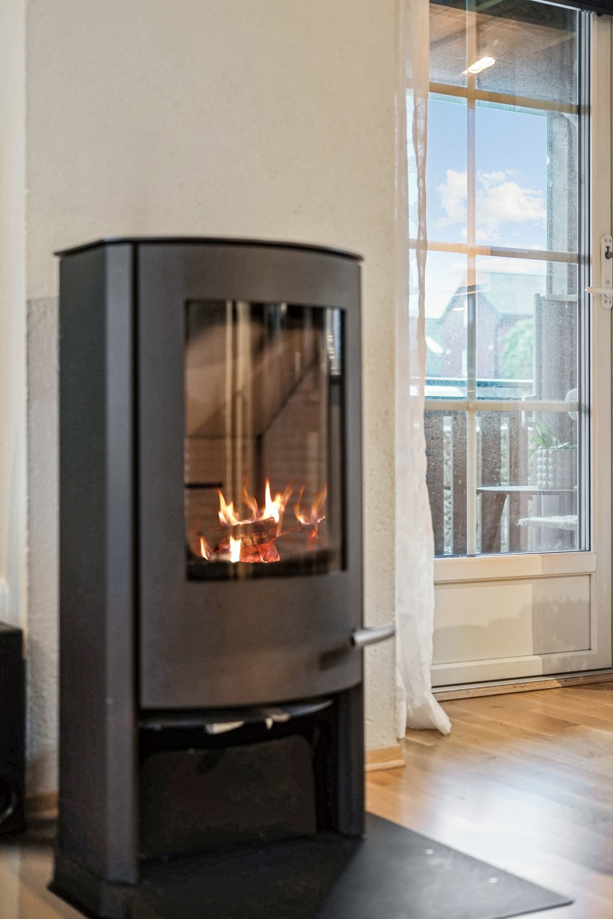 Leiligheten varmes opp med peisovn og varmepumpe i stuen, i tillegg til elektrisk oppvarming. Galleribilde