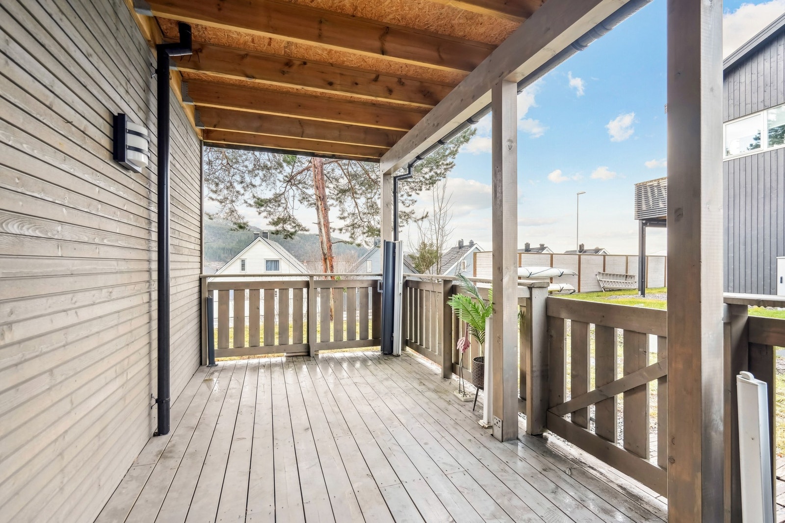 Terrassen er utstyrt med utebelysning, uttrekkbar sidemarkise (vindskjerm) og utvendig stikkontakt. Galleribilde