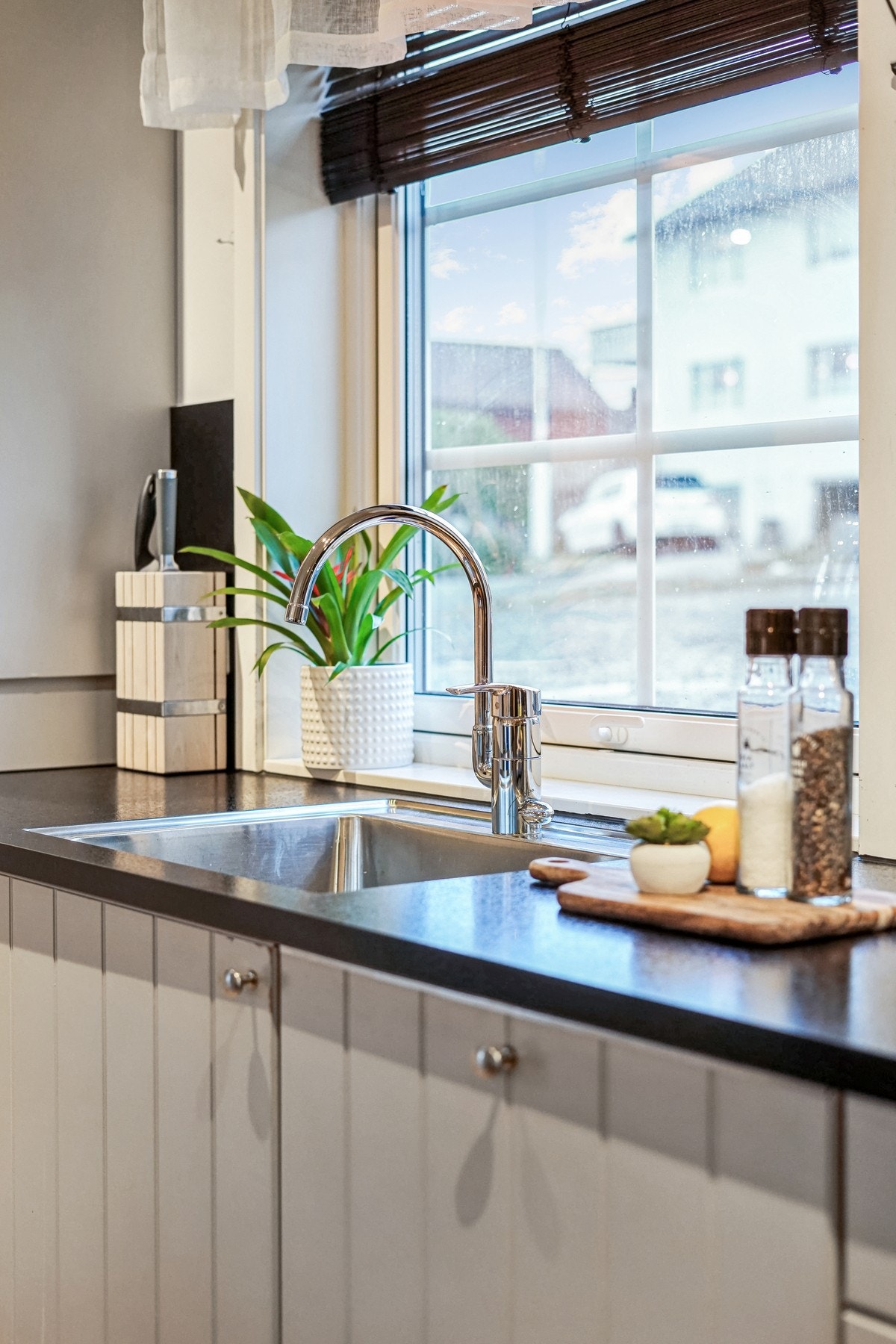 Frittstående kjøleskap og fryser.
Vannrør av typen rør-i-rør system. Galleribilde