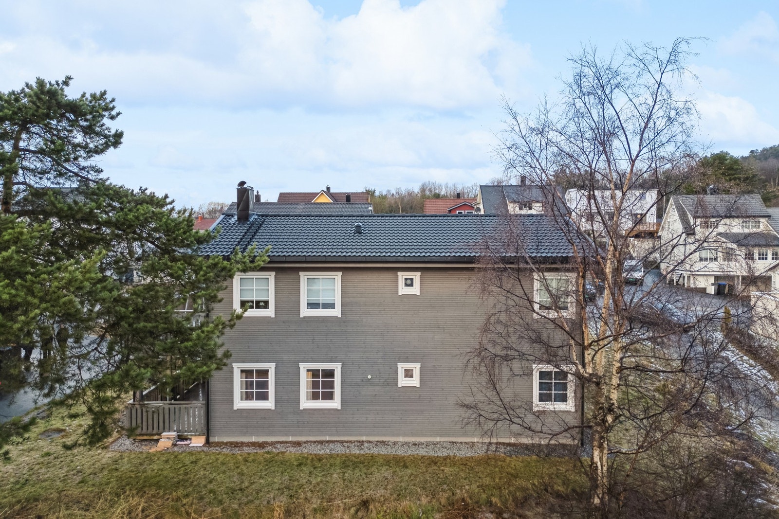 Leilighet i horisontaldelt tomannsbolig fra 2018, med svært sentral beliggenhet like øst for Moa i Ålesund kommune. God parkeringsmulighet på tomten. Galleribilde