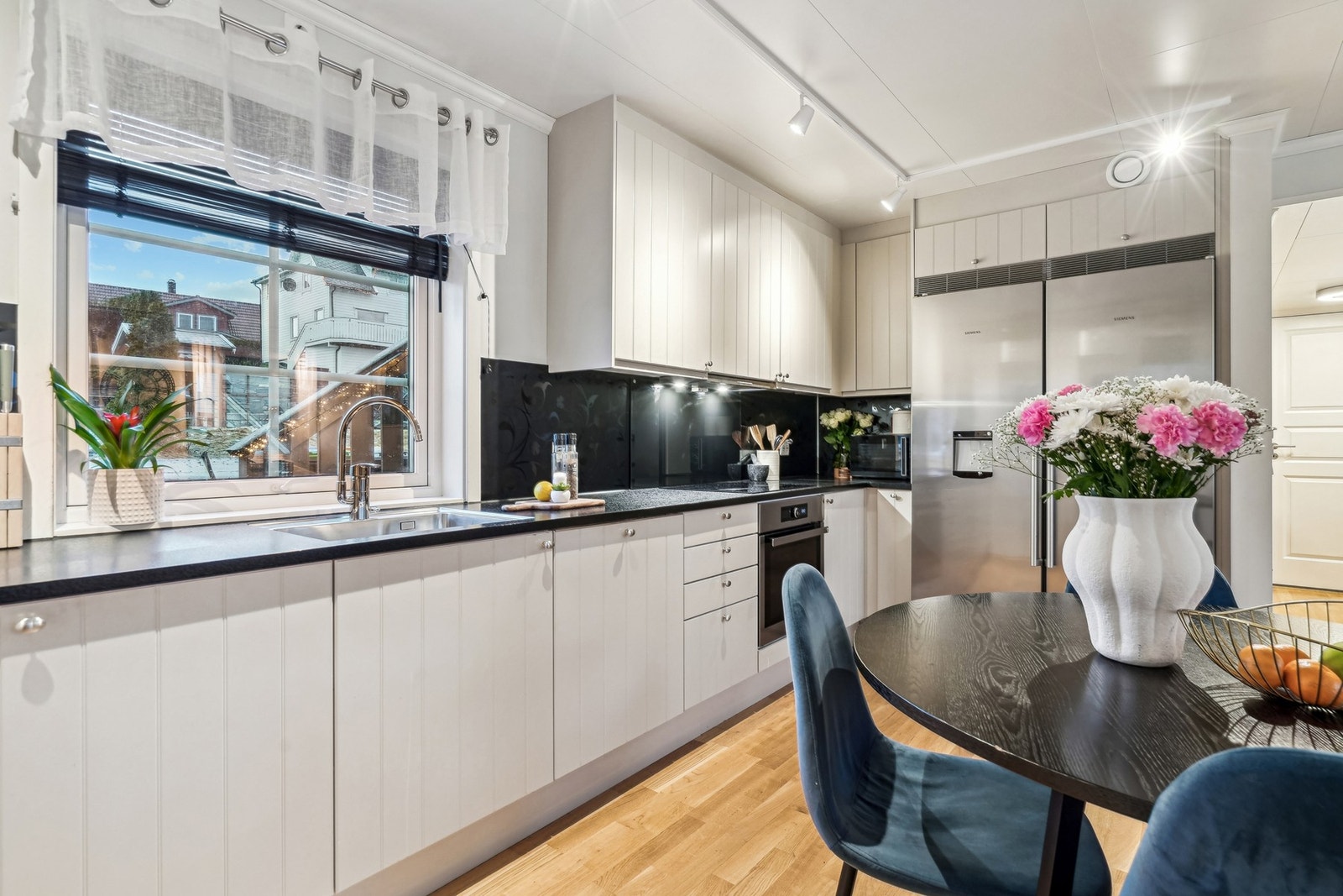 Flott Norema-kjøkken fra byggeåret, med integrert stekeovn, platetopp og oppvaskmaskin. Galleribilde