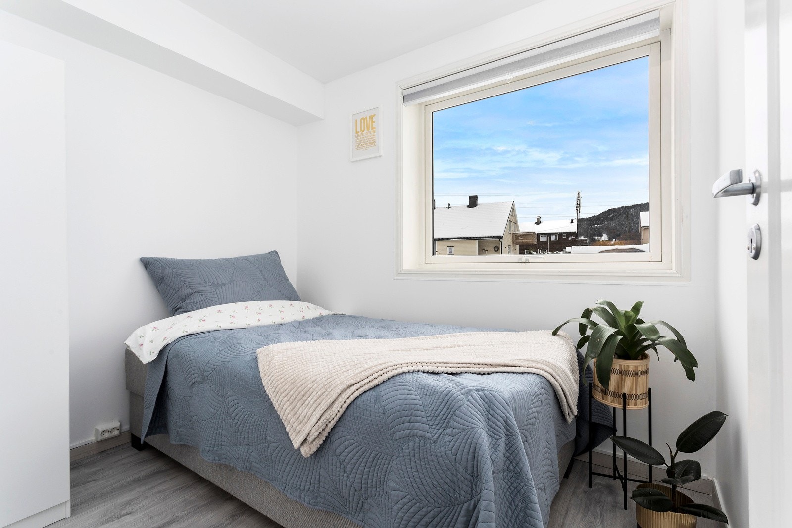Innredet rom i stuen med plass til dobbeltseng og tilhørende møblement (ikke omsøkt) Galleribilde