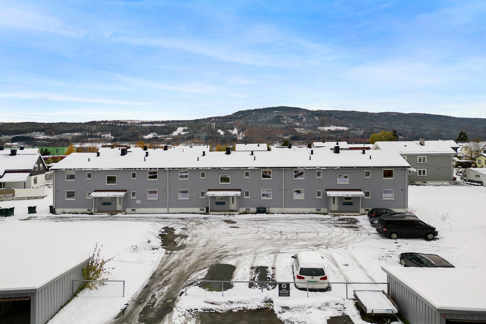 Leiligheten ligger fint til sentralt på Åssiden med kort gangavstand til skole, barnehage og andre fasiliteter. Leiligheten befinner seg til venstre for inngangspartiet i første etasje på midten Galleribilde