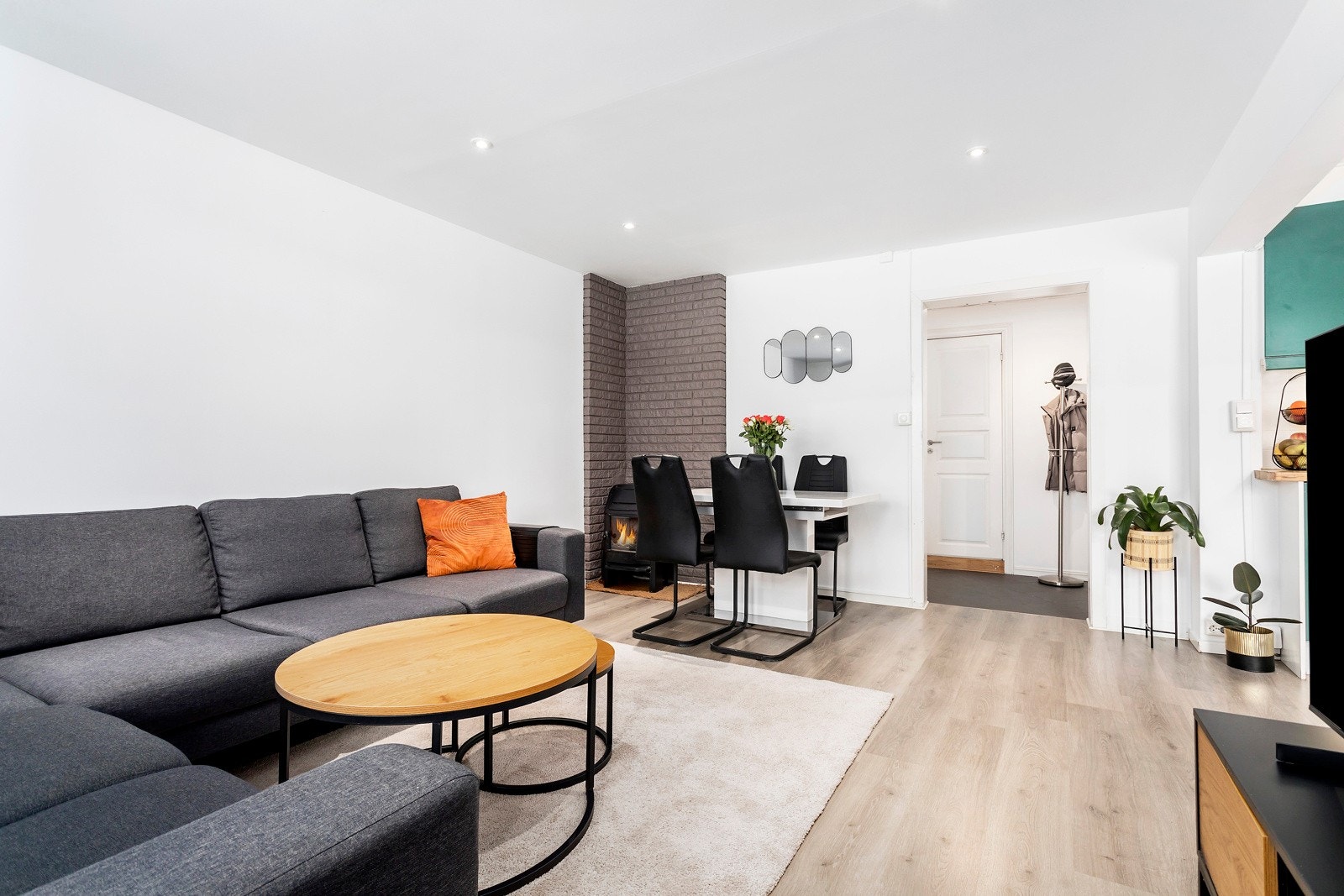 Leiligheten fremstår som lys og stilren med slette overflater og downlights i himling Galleribilde