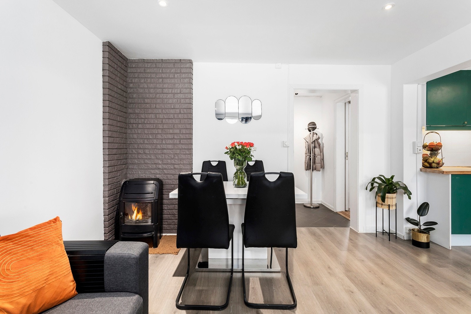 Stuen er av god størrelse med plass til sofagruppe, spisegruppe og tilhørende møblement Galleribilde