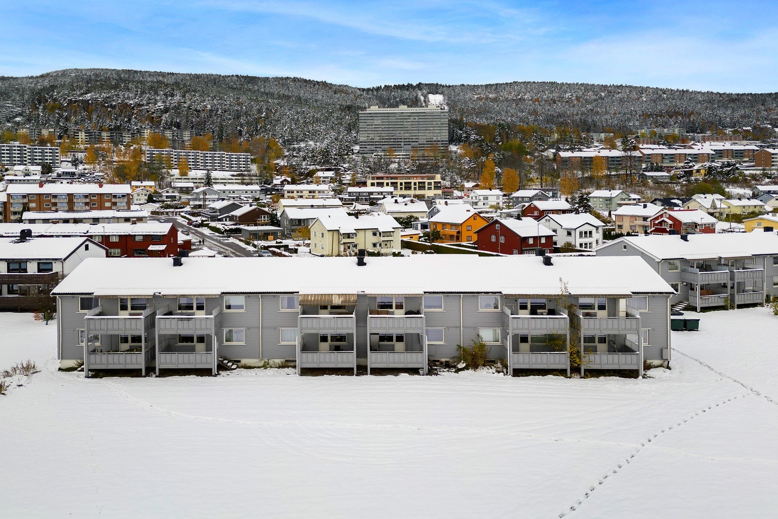 Leiligheten befinner seg i høy første etasje, på midten til høyre Galleribilde