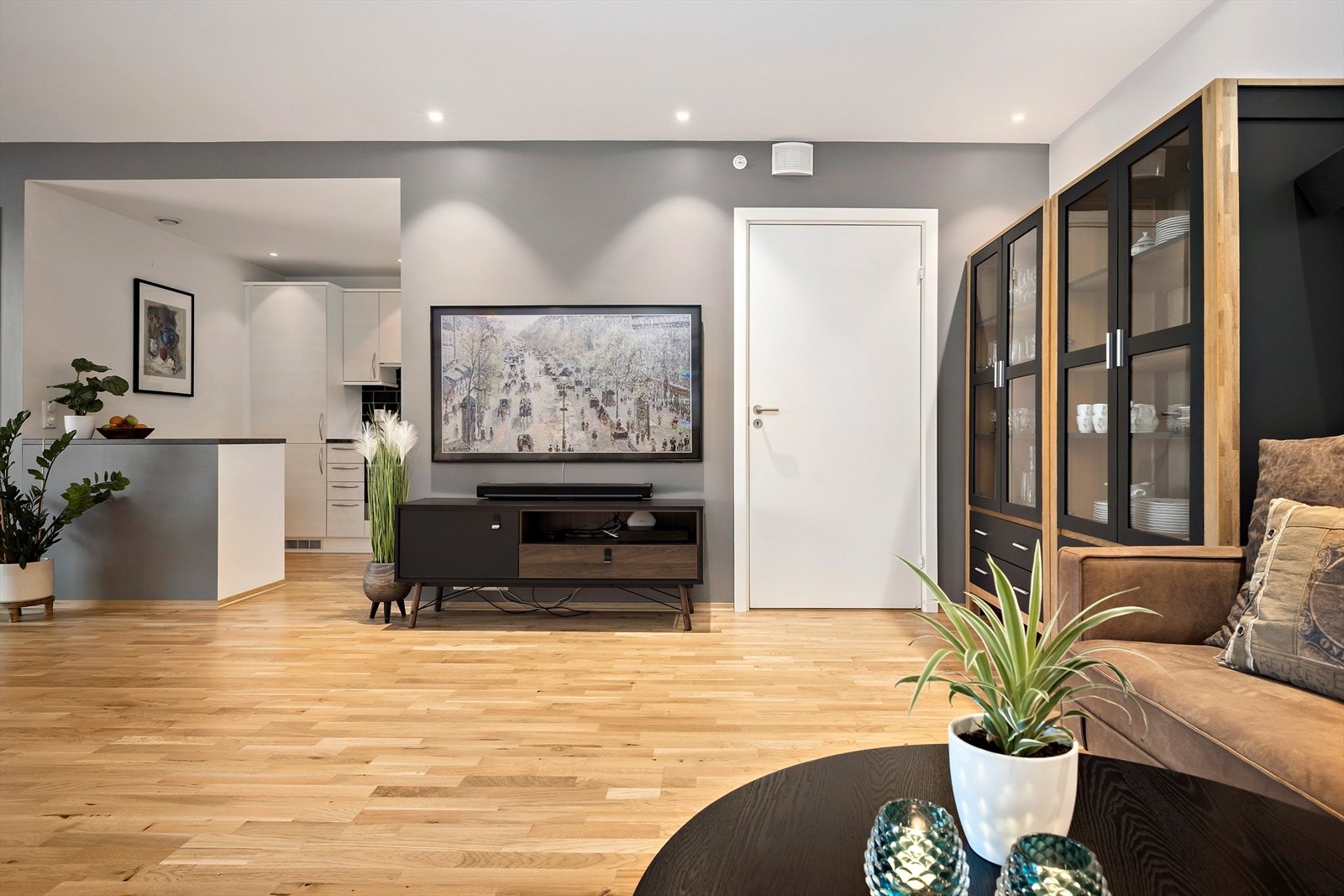 Fra stuen er det inngang til innvendig bod. Galleribilde