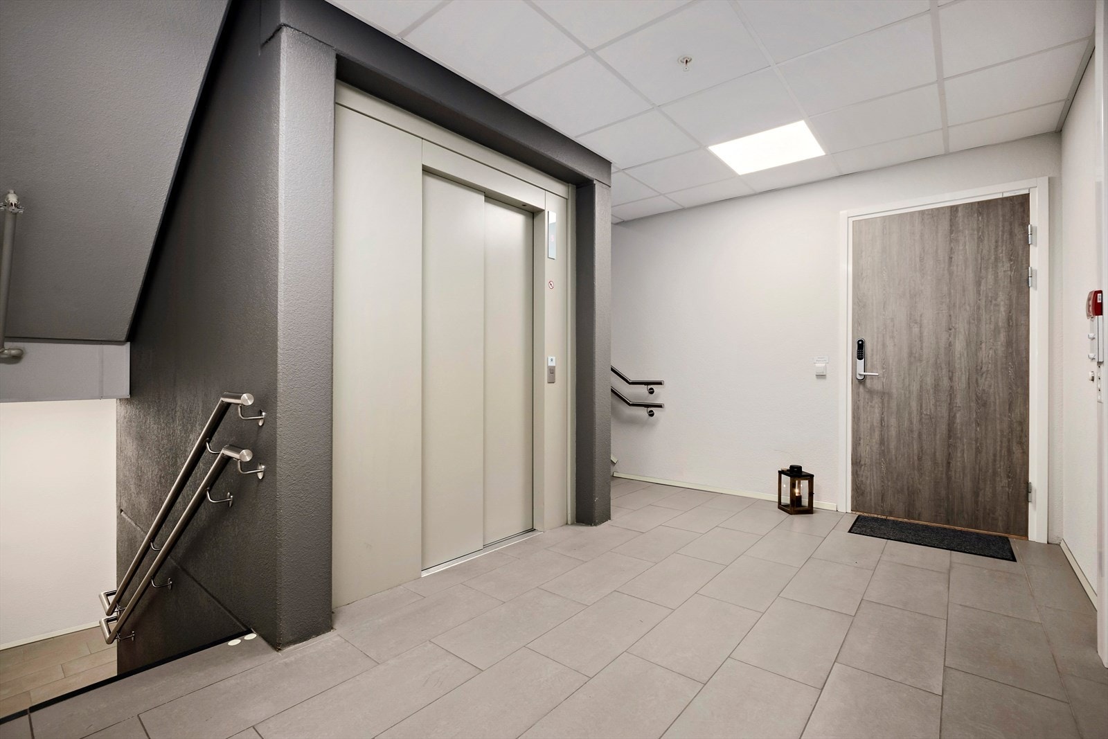 Fra felles parkeringskjeller tar du heisen opp i 3. etasje, der inngangsdøren til leiligheten er få steg unna. Galleribilde