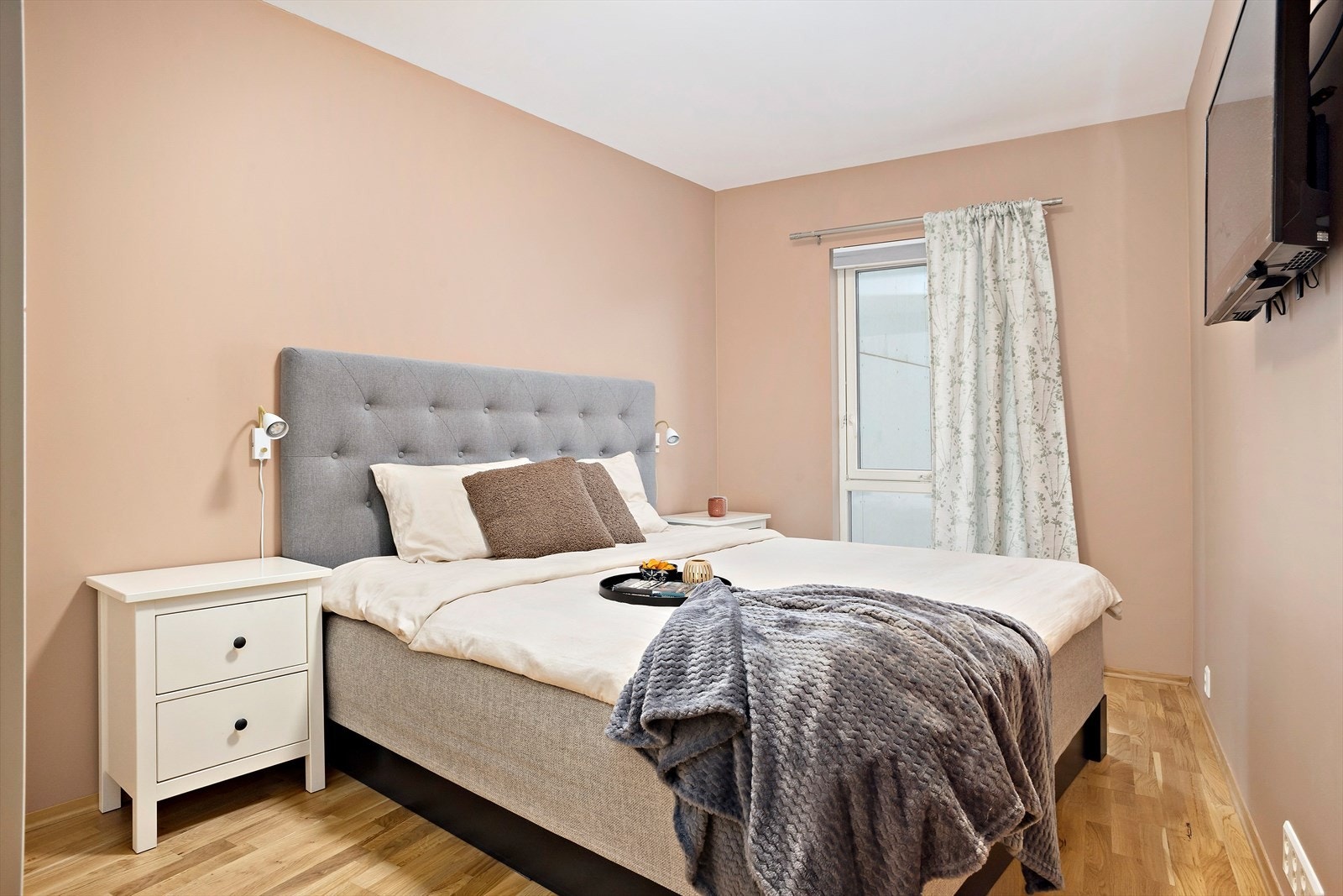 Innerst i gangen finner man hovedsoverommet. Rommet er av god størrelse og er malt i en nydelig farge. Galleribilde