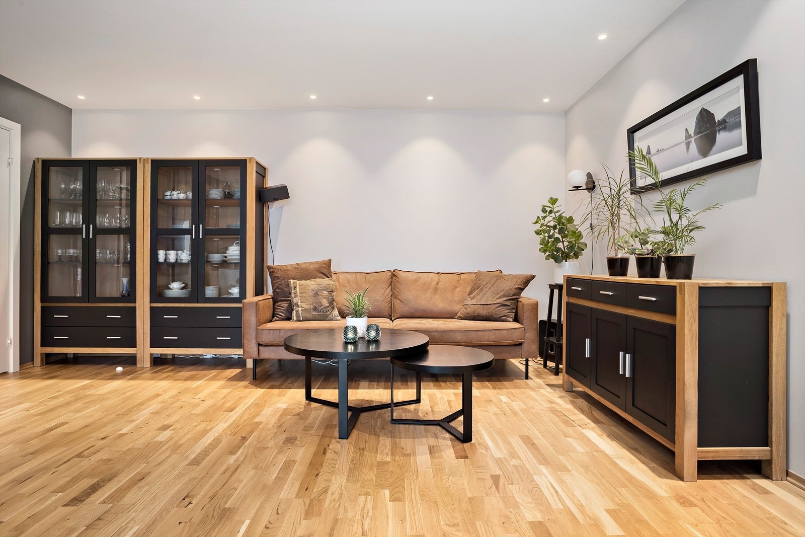 Stuen er som resten av leiligheten, malt i moderne farger som harmonerer med fargevalgene i resten av leiligheten. Galleribilde