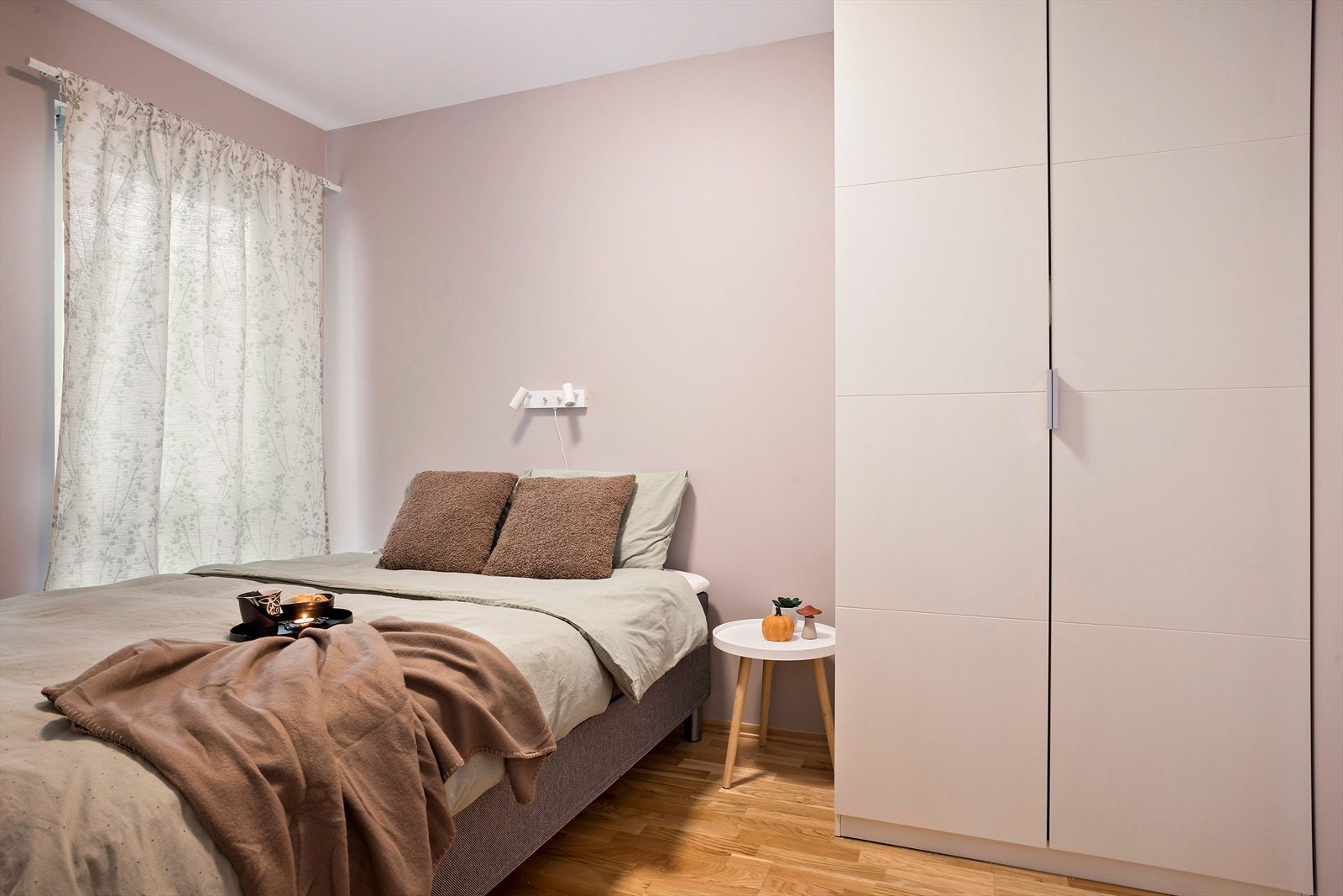 Rommet har av dagens eiere blitt brukt til gjesterom, men fungerer også utmerket til for eksempel hjemmekontor. På soverom 2 er det også montert garderobeskap. Galleribilde