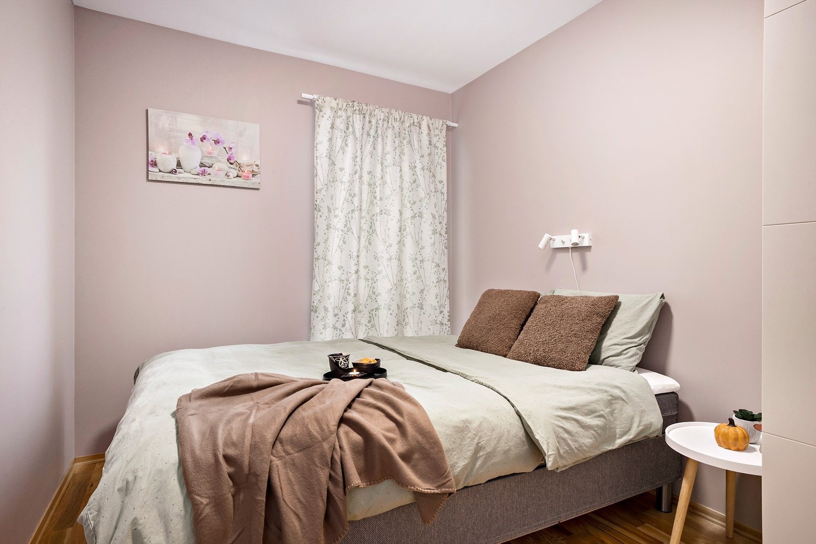 I tillegg til hovedsoverommet er det også soverom med adkomst fra stuen. Galleribilde