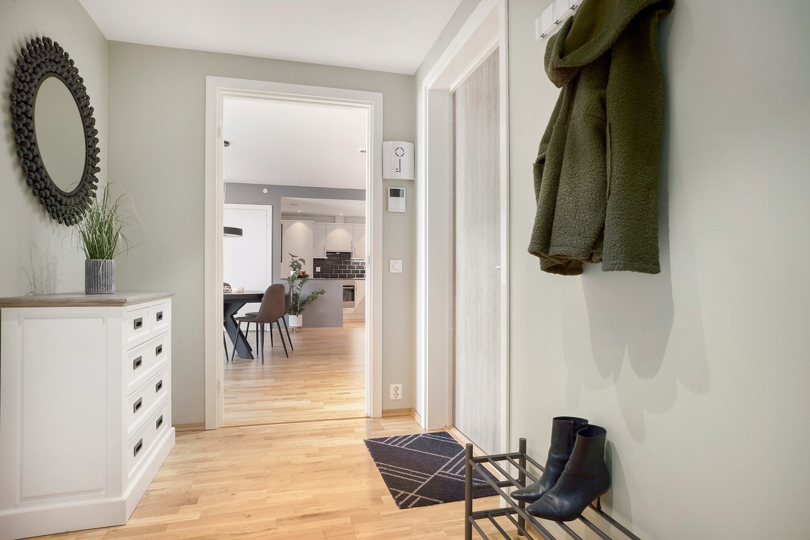 I entreen er det god plass til å henge av seg tøy og sette fra seg sko. Det er også montert garderobeskap i rommet, med speildører, her er det god plass til lagring. Her er det også porttelefon med videoskjerm og åpner til felles hovedinngangsdør. Galleribilde