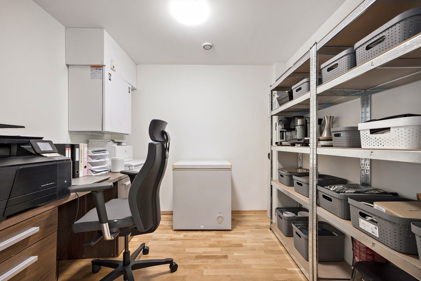 Boden brukes av dagens eier til kontorplass. Her er det god plass til hyllesystemer for lagring. Det følger også med en stor bod i 2. etasje. Galleribilde