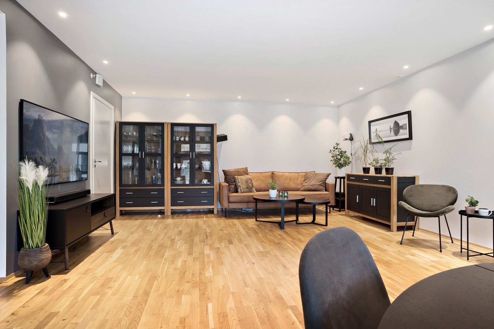 Leiligheten er praktisk planløst og har gode møbleringsmuligheter. Her er alt nytt fra 2017, i tillegg til påkostninger som er gjort de siste årene. Galleribilde