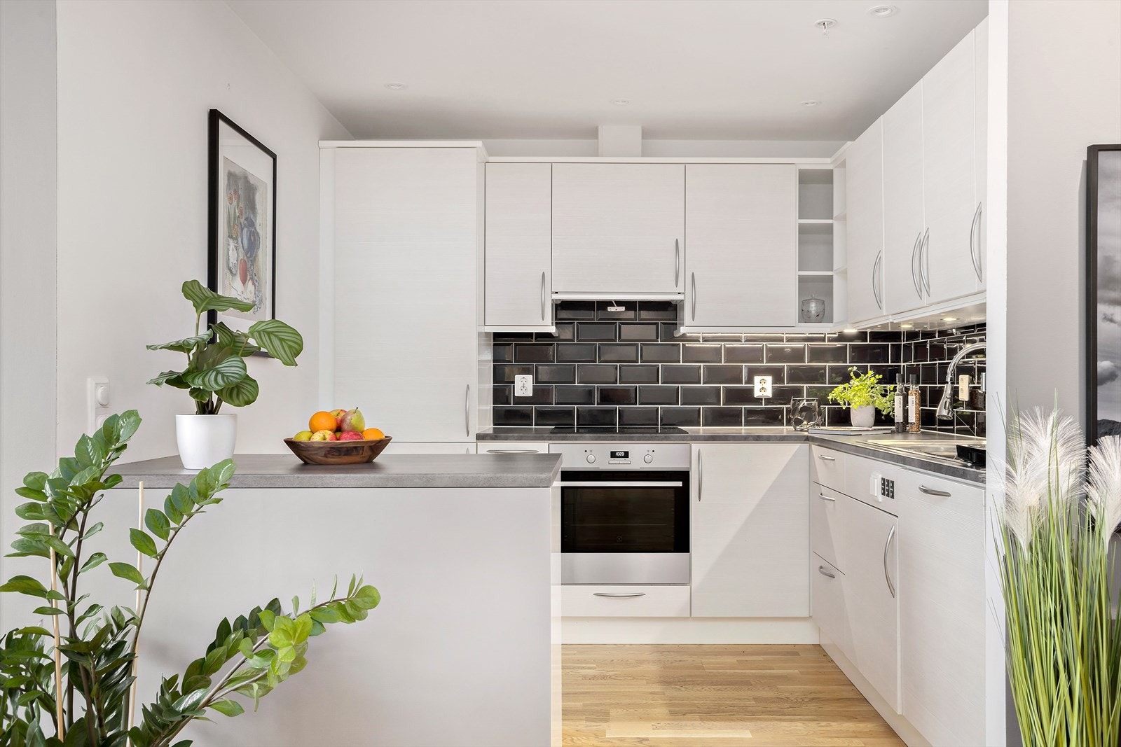 Det er lagt fliser mellom benkeplate og overskap. Kjøkkenventilator er tilkoblet balansert ventilasjon. Alle hvitevarene medfølger handelen. Galleribilde